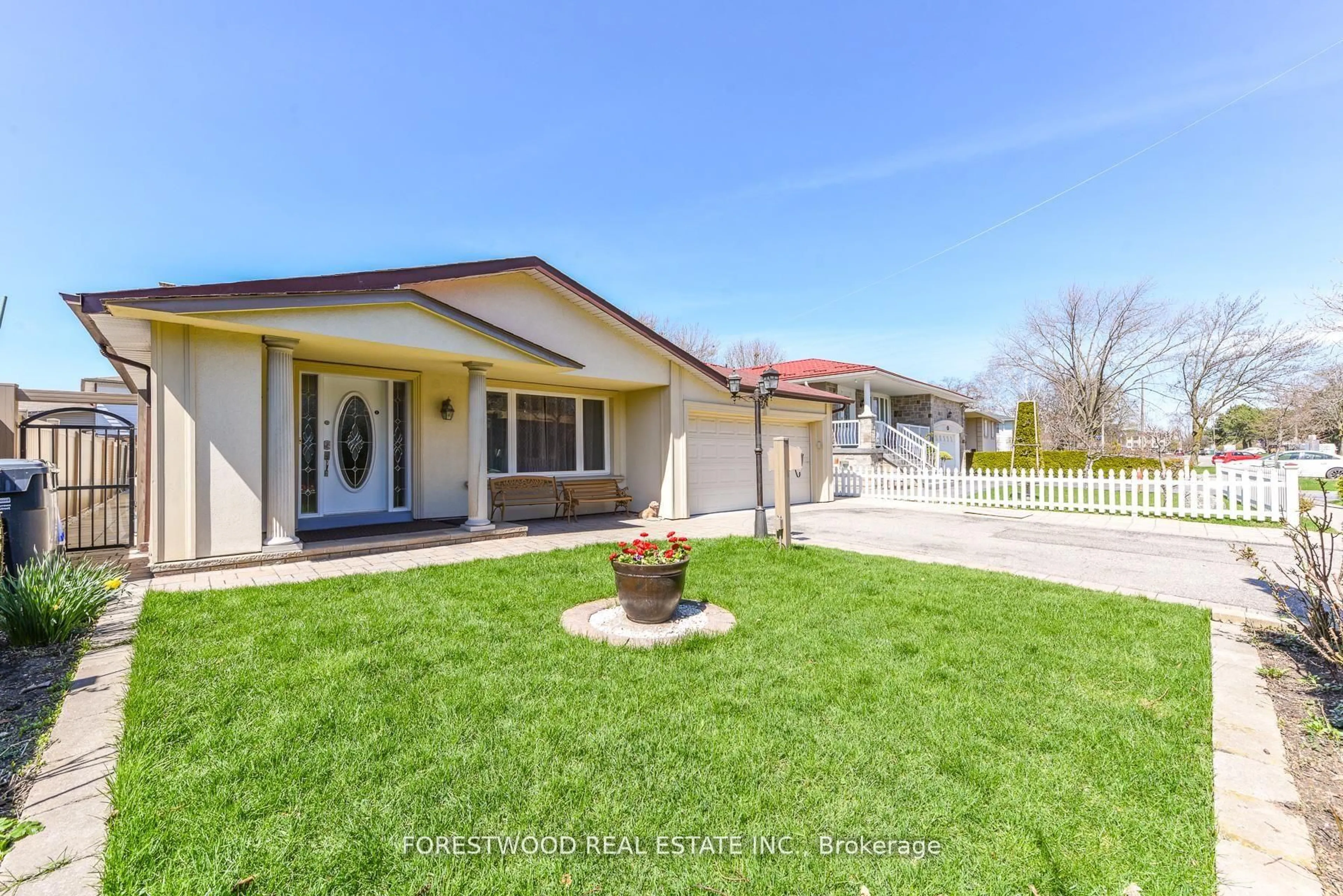 A pic from outside/outdoor area/front of a property/back of a property/a pic from drone, street for 571 Silver Creek Blvd, Mississauga Ontario L5A 2B6