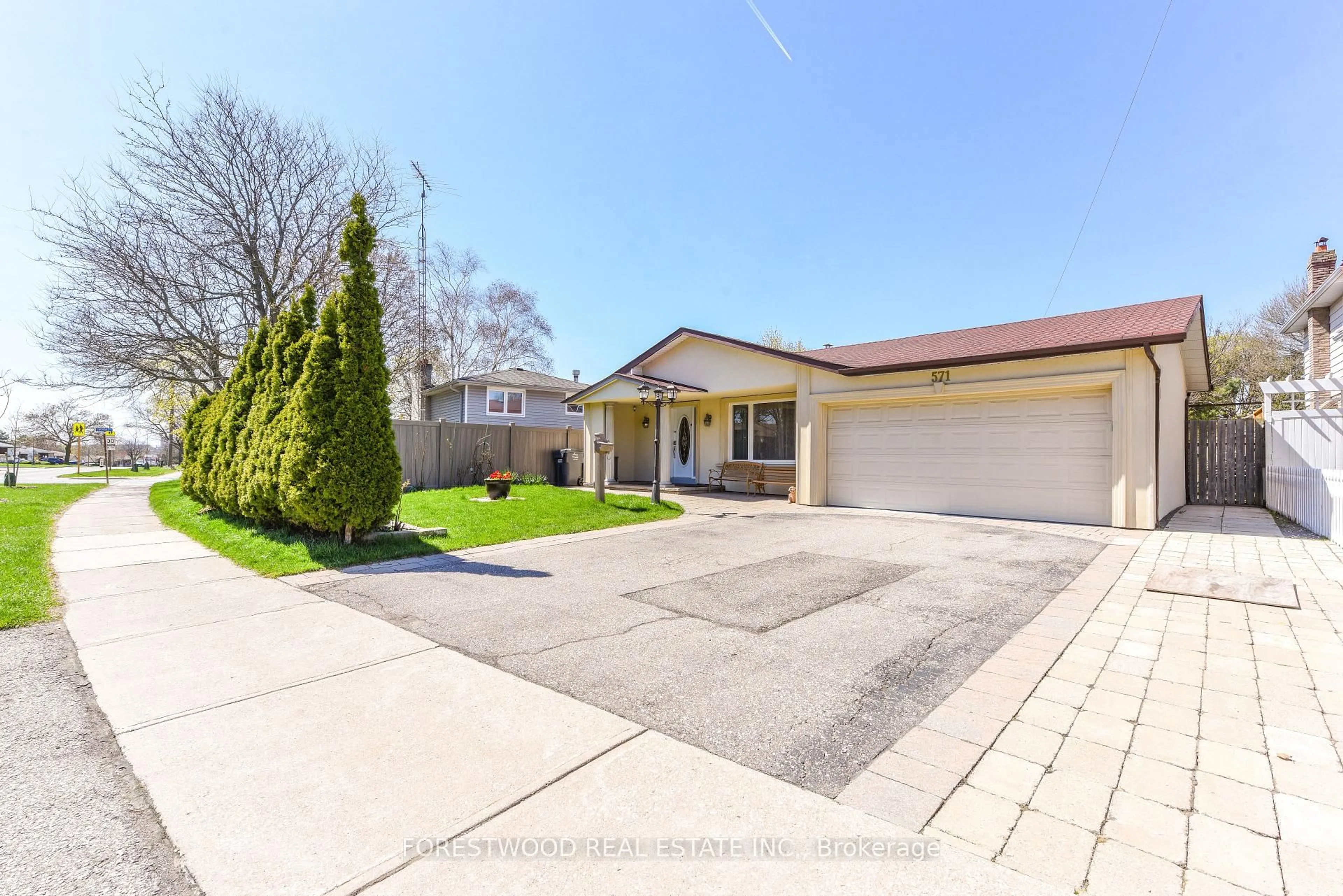 A pic from outside/outdoor area/front of a property/back of a property/a pic from drone, street for 571 Silver Creek Blvd, Mississauga Ontario L5A 2B6