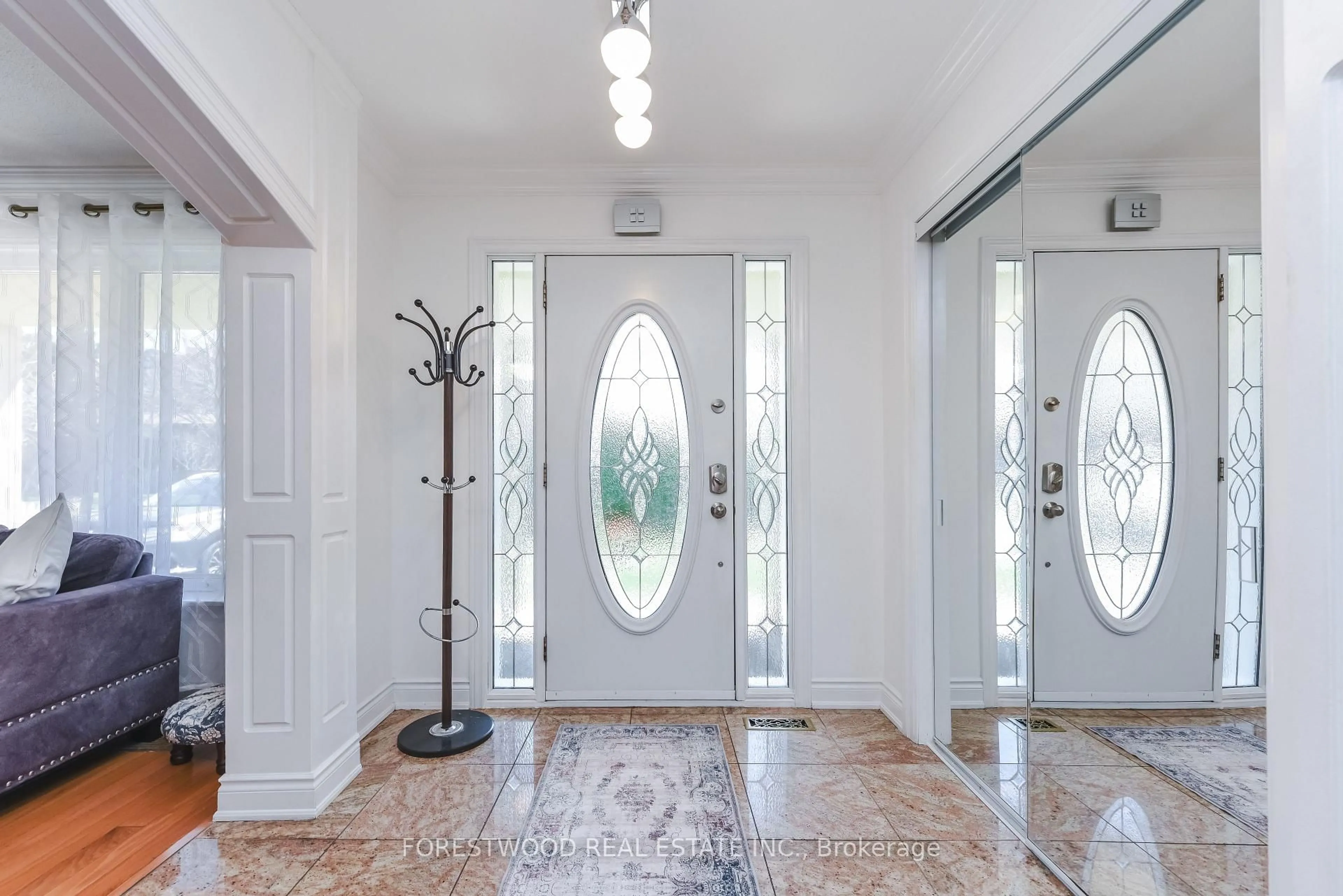 Indoor entryway for 571 Silver Creek Blvd, Mississauga Ontario L5A 2B6