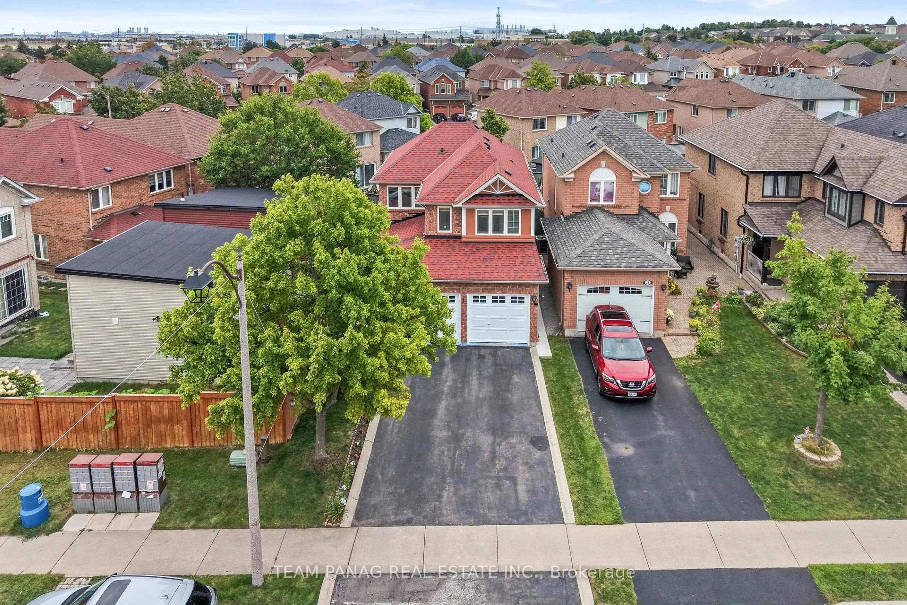 A pic from outside/outdoor area/front of a property/back of a property/a pic from drone, street for 26 Narrow Valley Cres, Brampton Ontario L6R 2M6