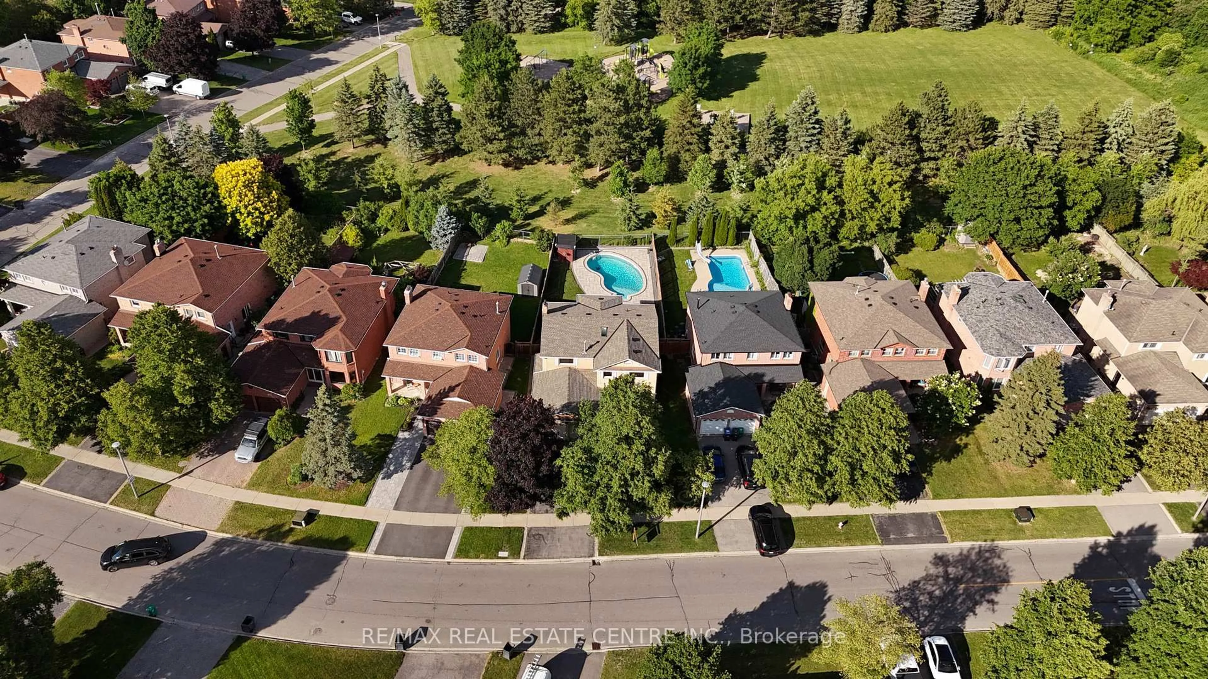 A pic from outside/outdoor area/front of a property/back of a property/a pic from drone, street for 23 Deer Valley Dr, Caledon Ontario L7E 2E3