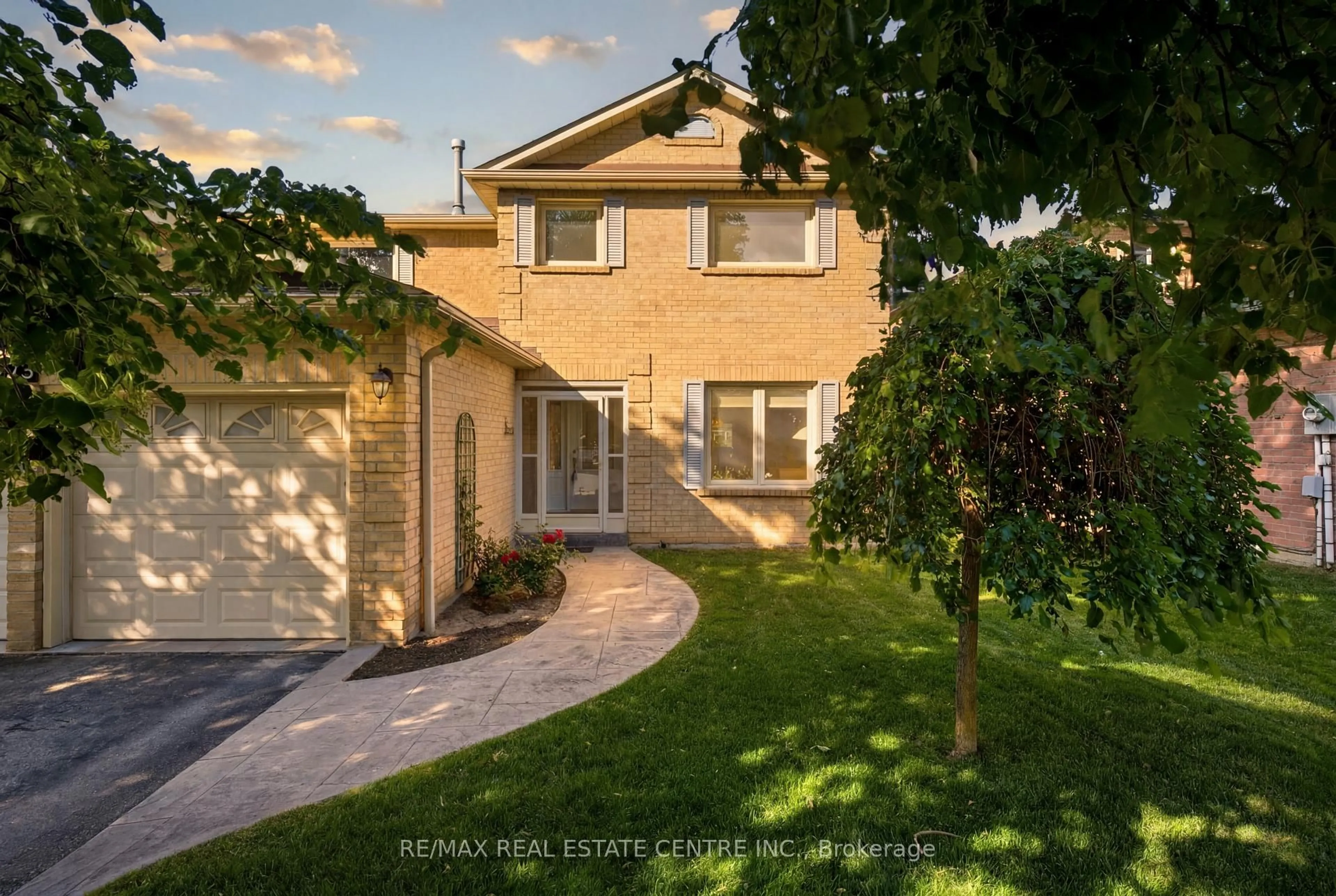 A pic from outside/outdoor area/front of a property/back of a property/a pic from drone, street for 23 Deer Valley Dr, Caledon Ontario L7E 2E3