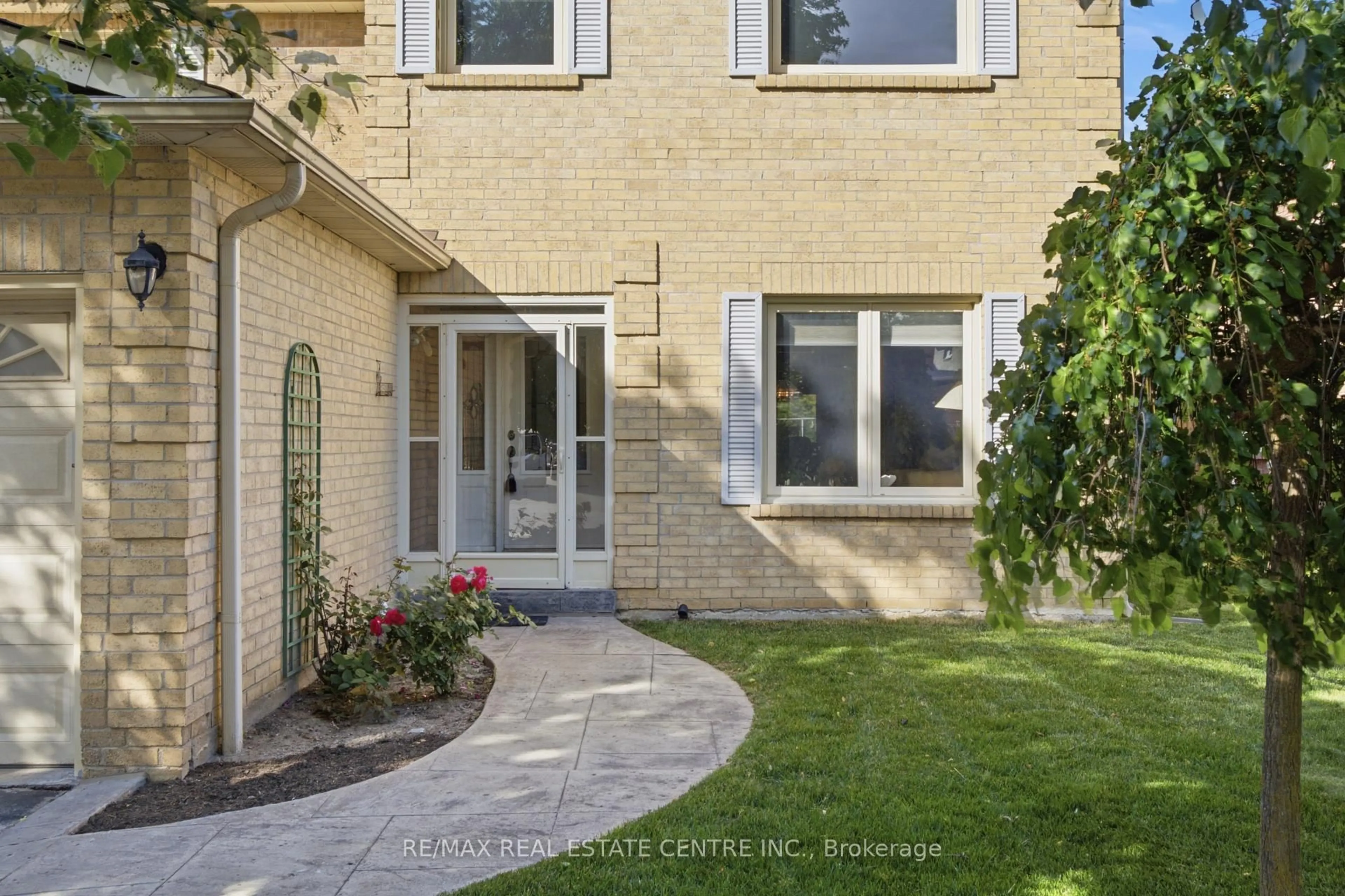 Patio, street for 23 Deer Valley Dr, Caledon Ontario L7E 2E3