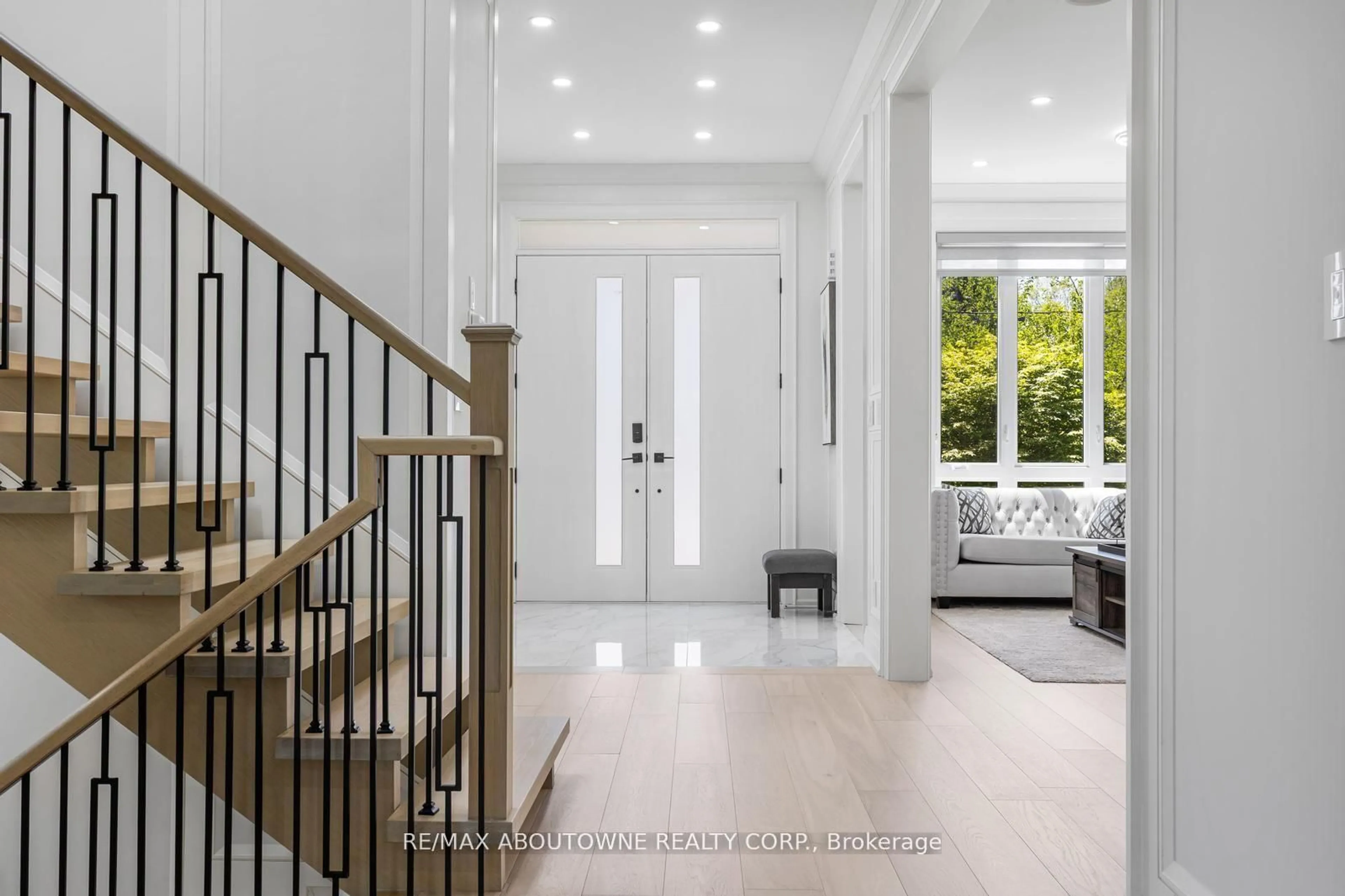 Indoor entryway for 455 Samford Pl, Oakville Ontario L6L 4E7