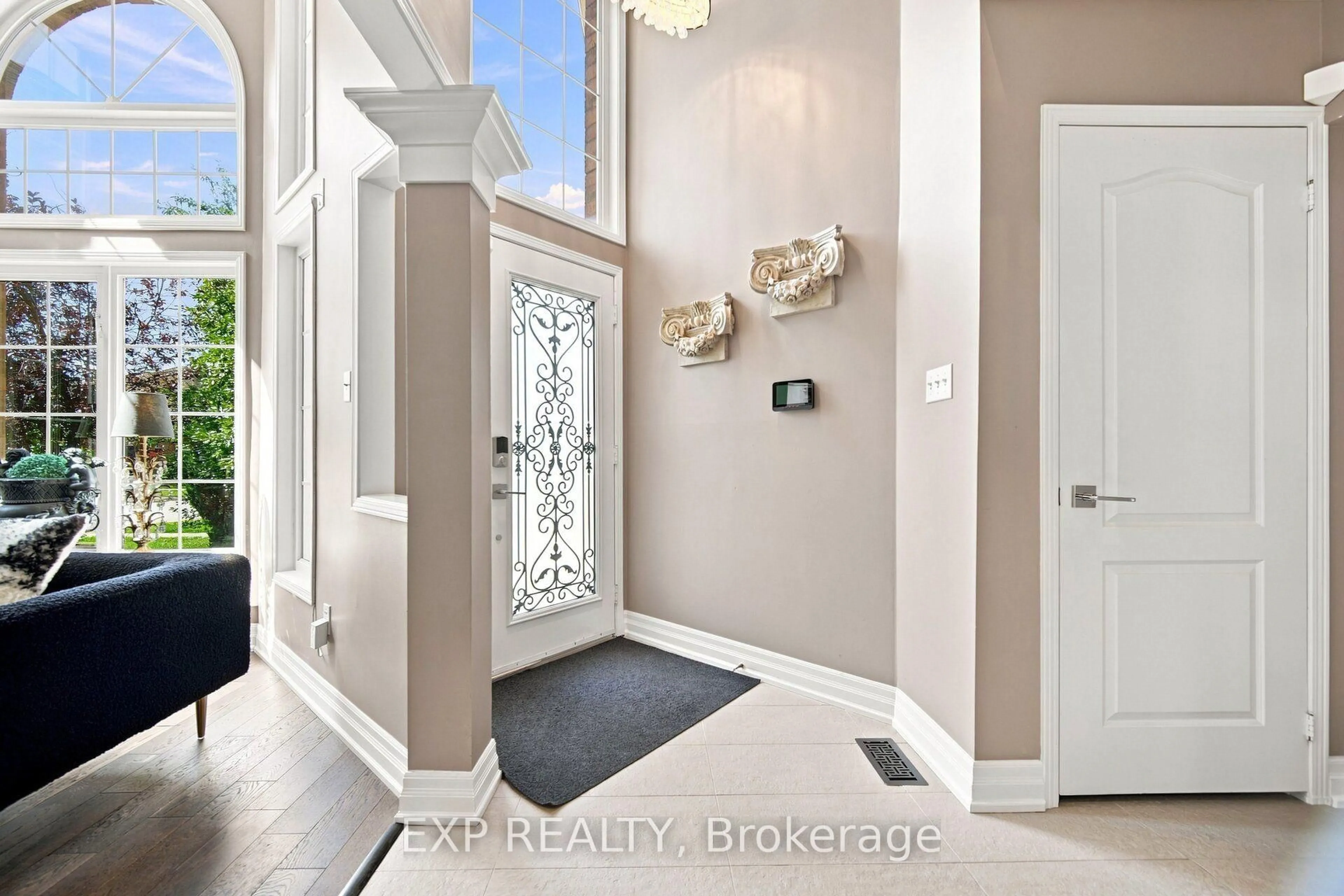 Indoor entryway for 5911 Greensboro Dr, Mississauga Ontario L5M 5S4