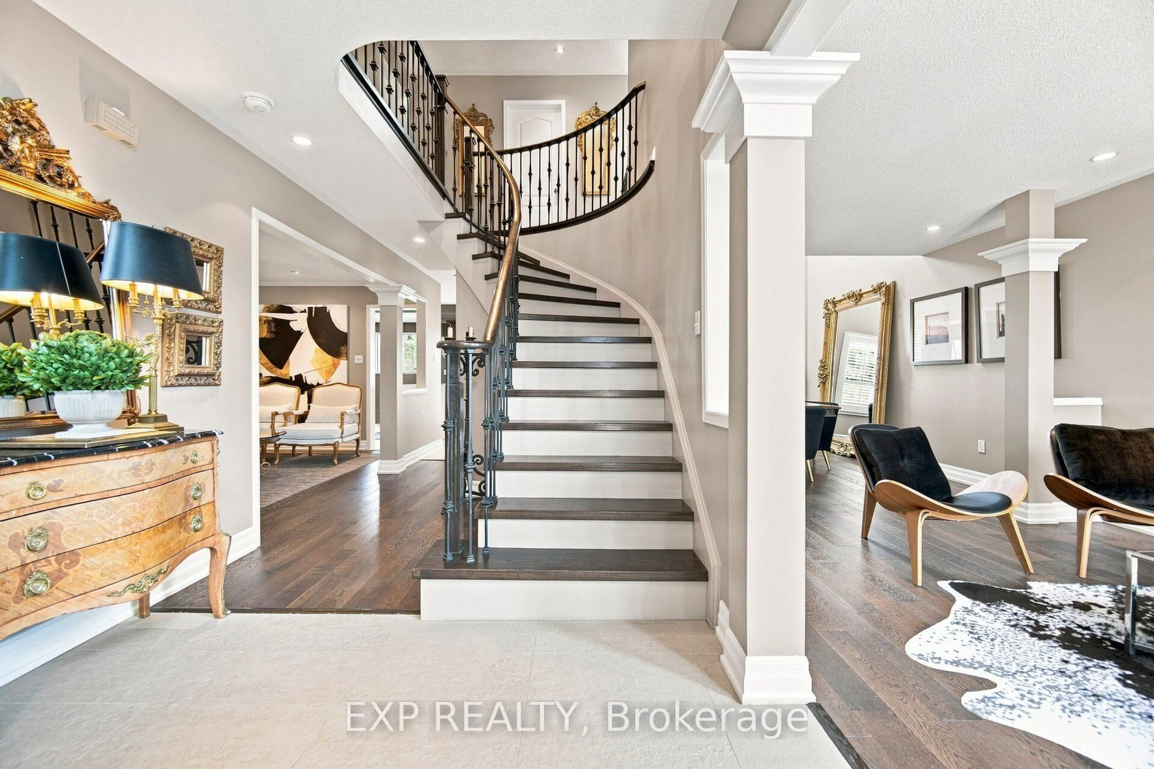 Indoor entryway for 5911 Greensboro Dr, Mississauga Ontario L5M 5S4