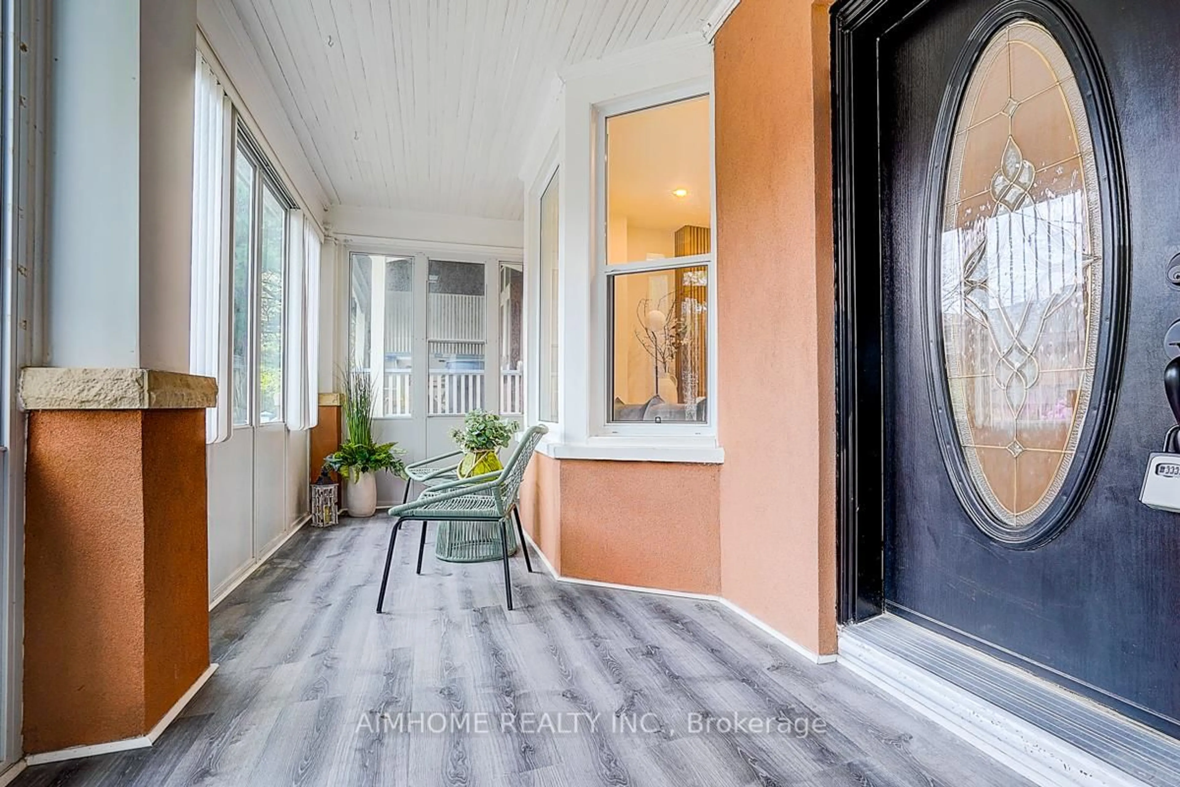 Indoor entryway for 107 Glendale Ave, Toronto Ontario M6R 2T3