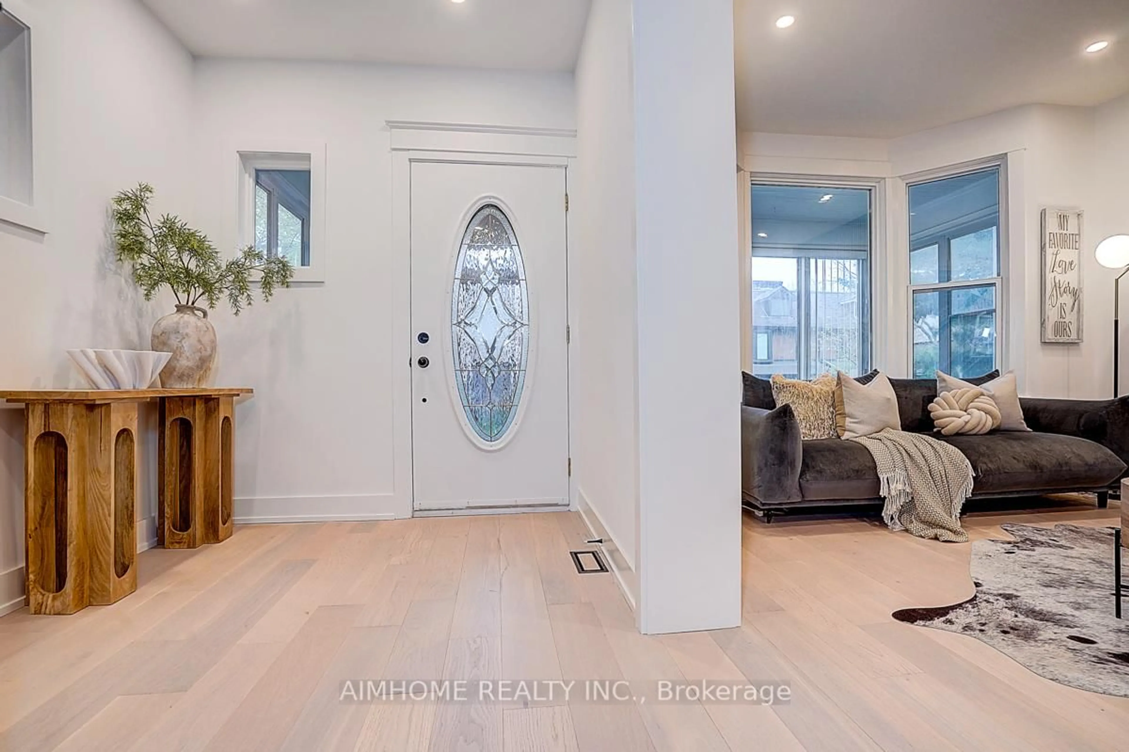 Indoor entryway for 107 Glendale Ave, Toronto Ontario M6R 2T3