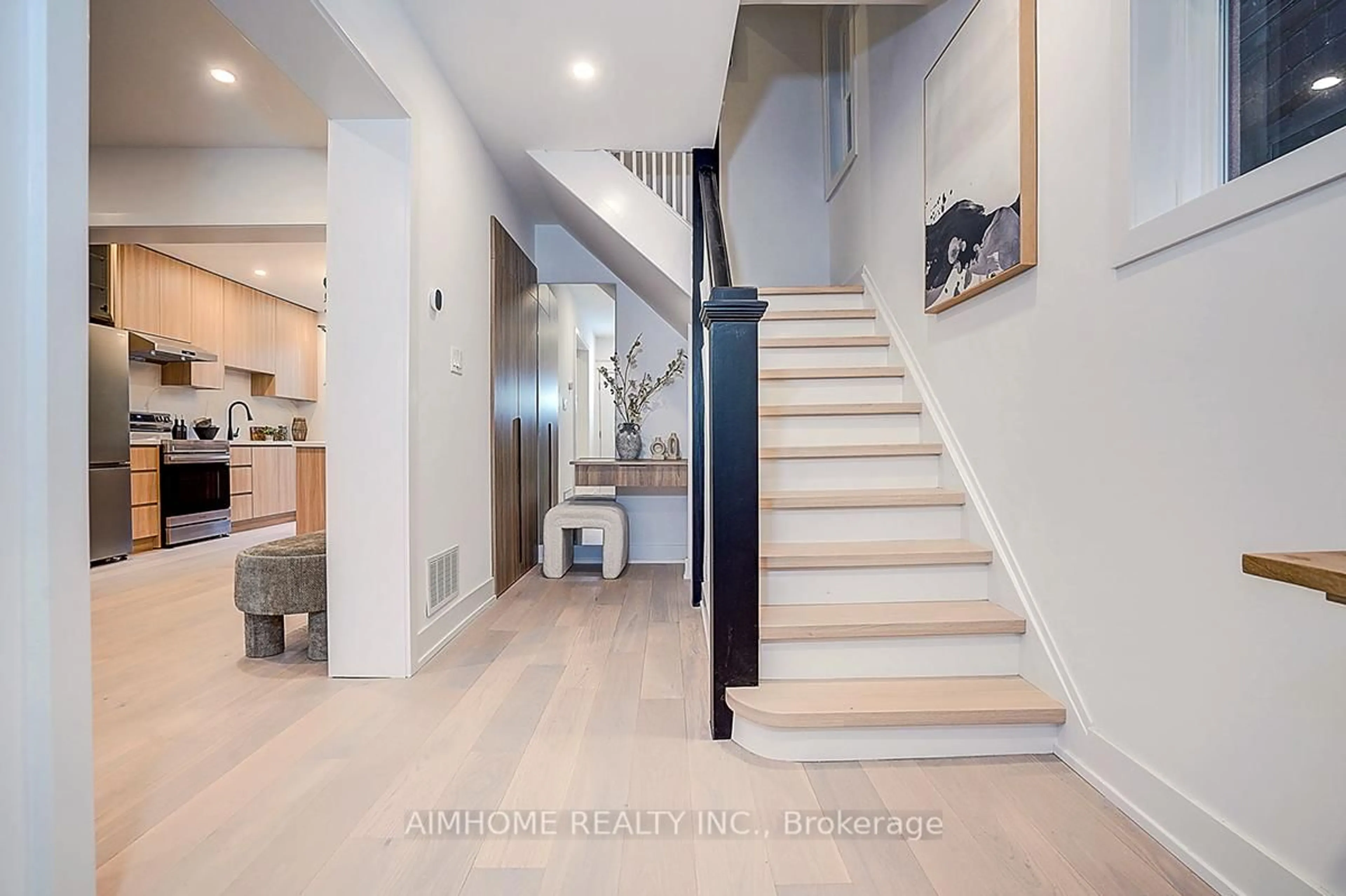 Indoor entryway for 107 Glendale Ave, Toronto Ontario M6R 2T3