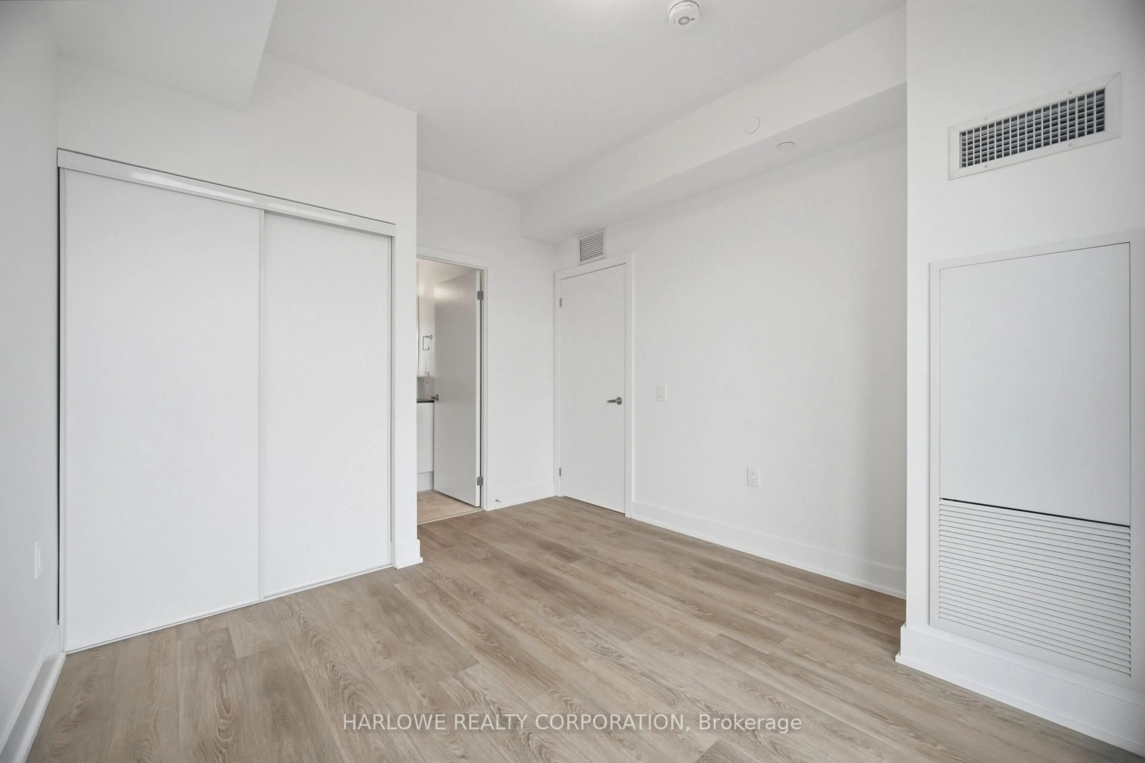 A pic of a room for 2088 James St #904, Burlington Ontario L7R 0H2