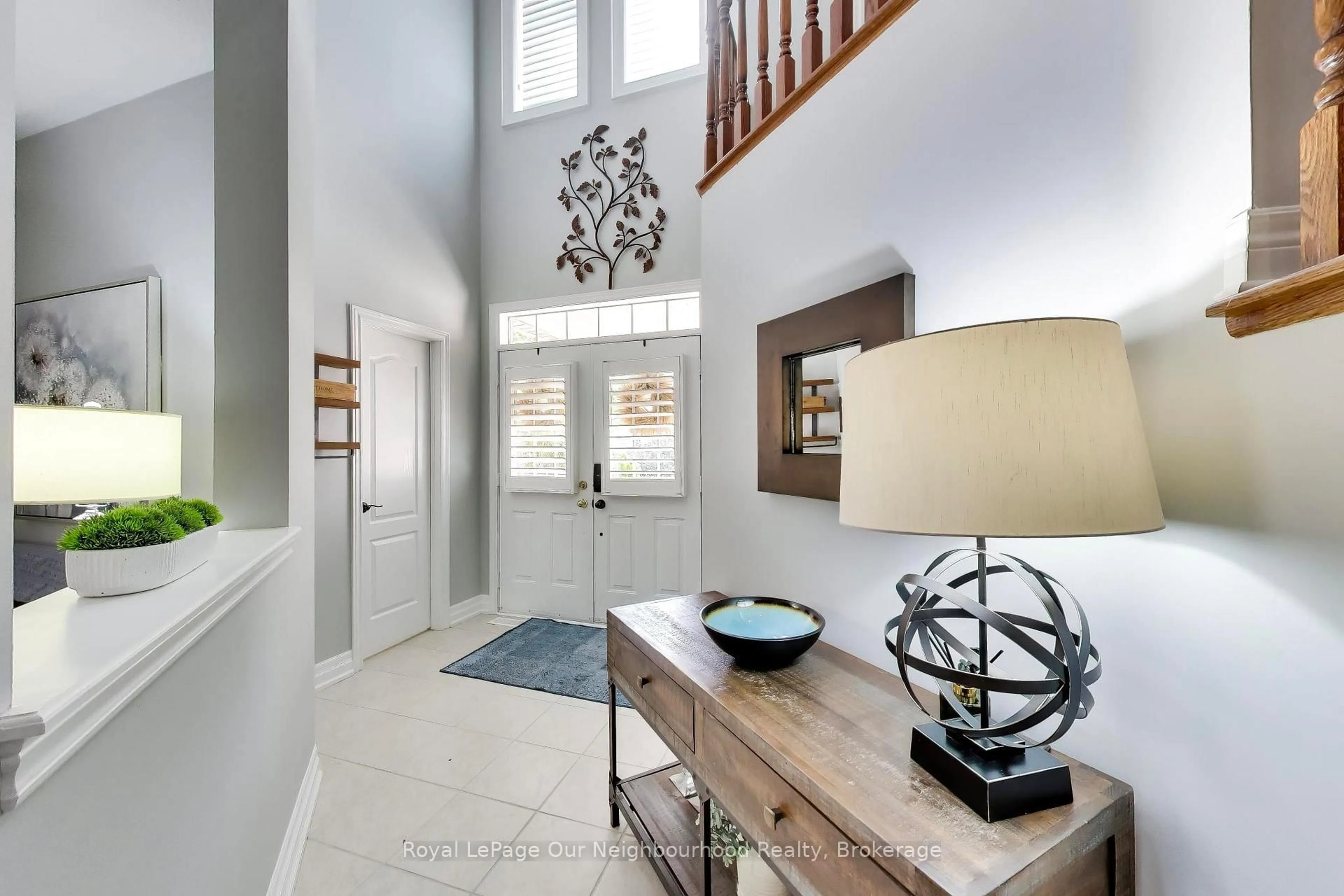 Indoor entryway for 2324 Woodcrest Dr, Oakville Ontario L6M 4C5