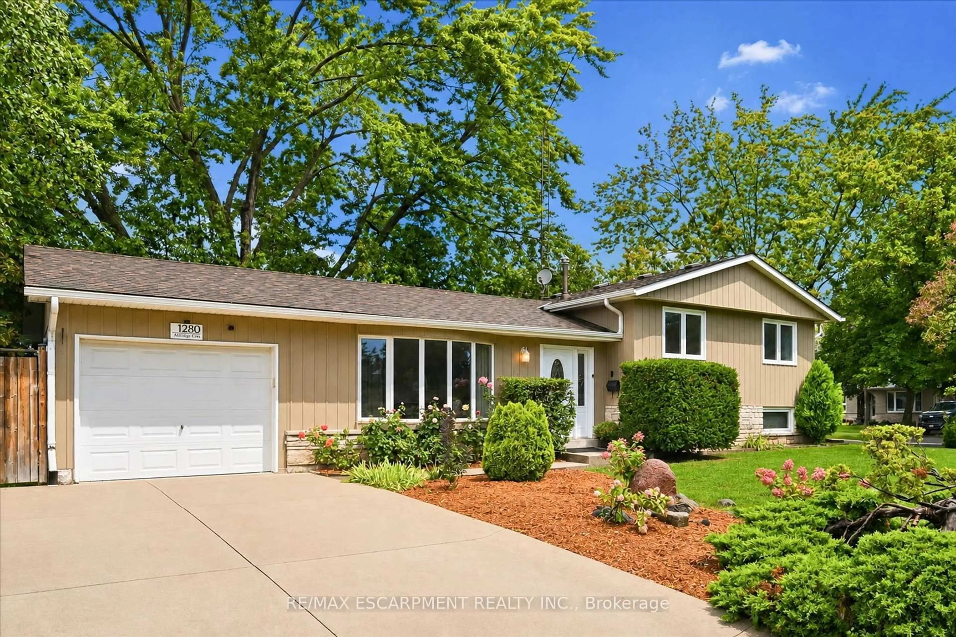 Home with vinyl exterior material, street for 1280 ALDRIDGE Cres, Burlington Ontario L7M 1H9