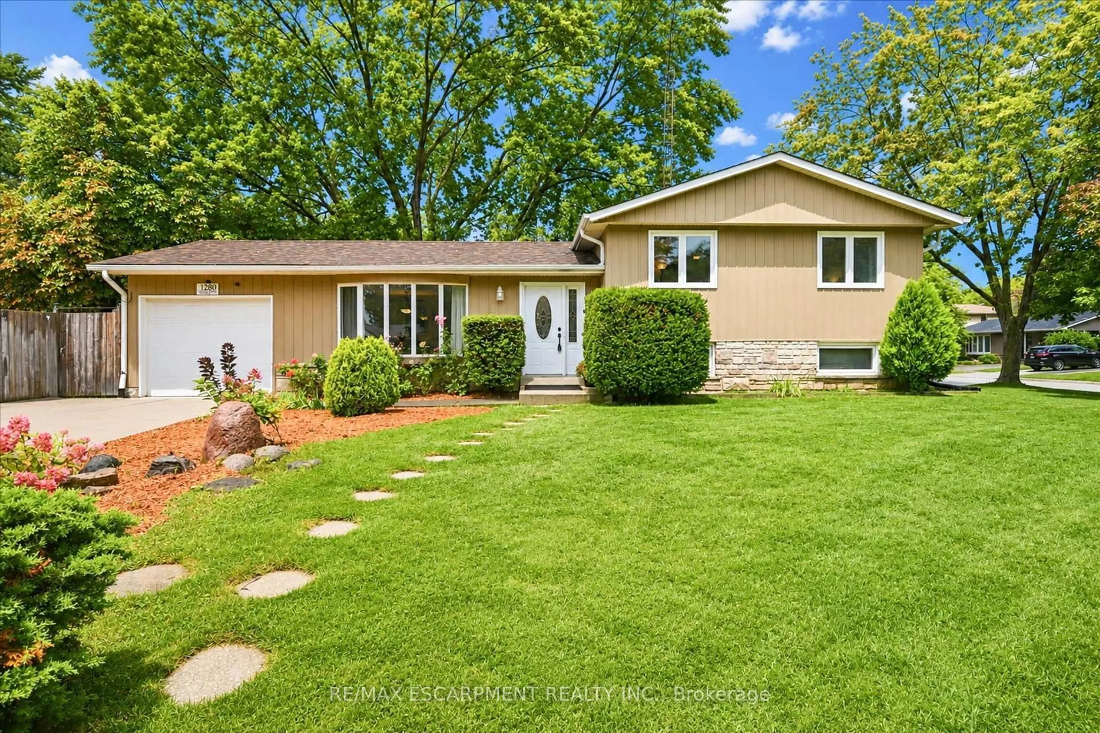 Home with vinyl exterior material, street for 1280 ALDRIDGE Cres, Burlington Ontario L7M 1H9