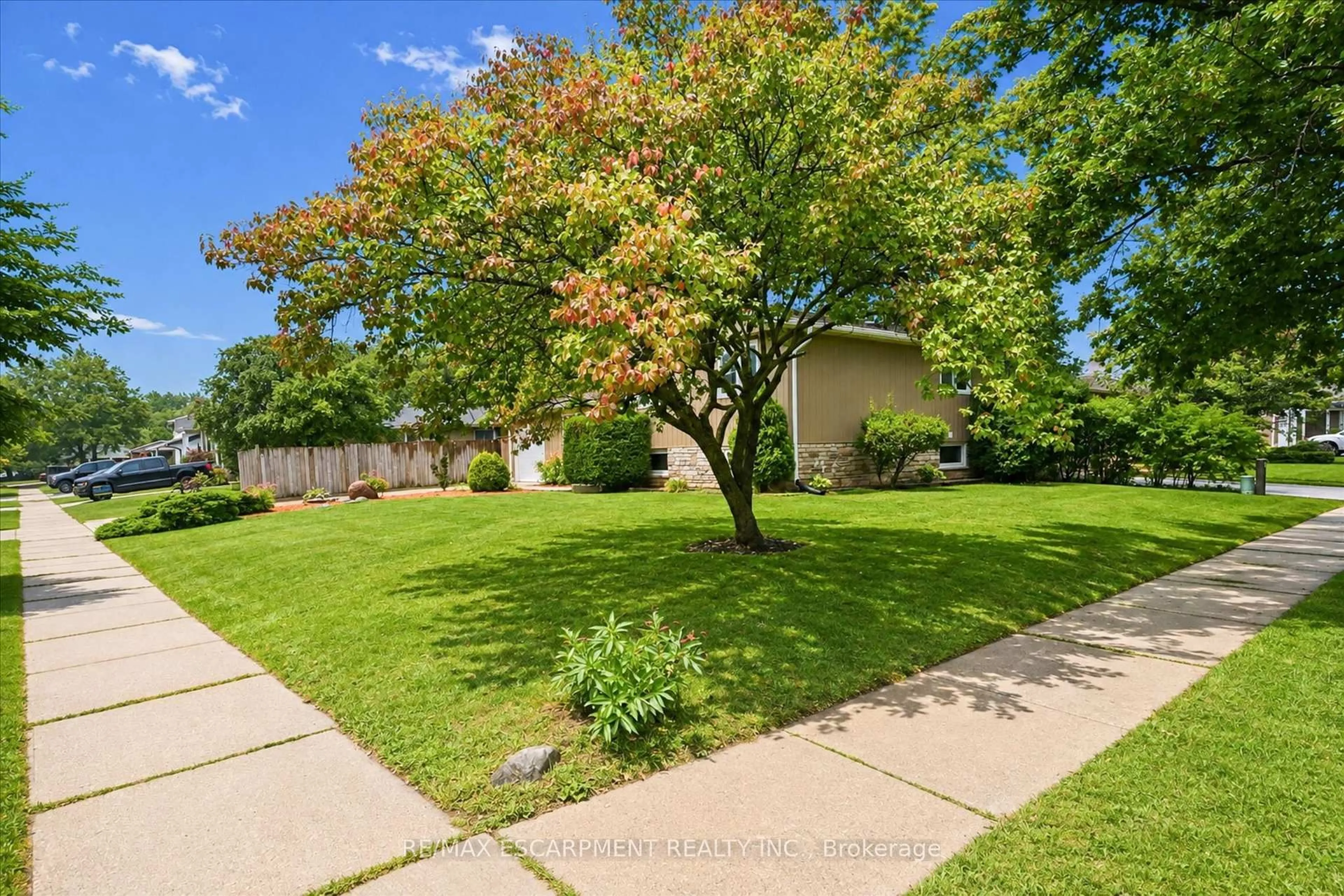 A pic from outside/outdoor area/front of a property/back of a property/a pic from drone, street for 1280 ALDRIDGE Cres, Burlington Ontario L7M 1H9