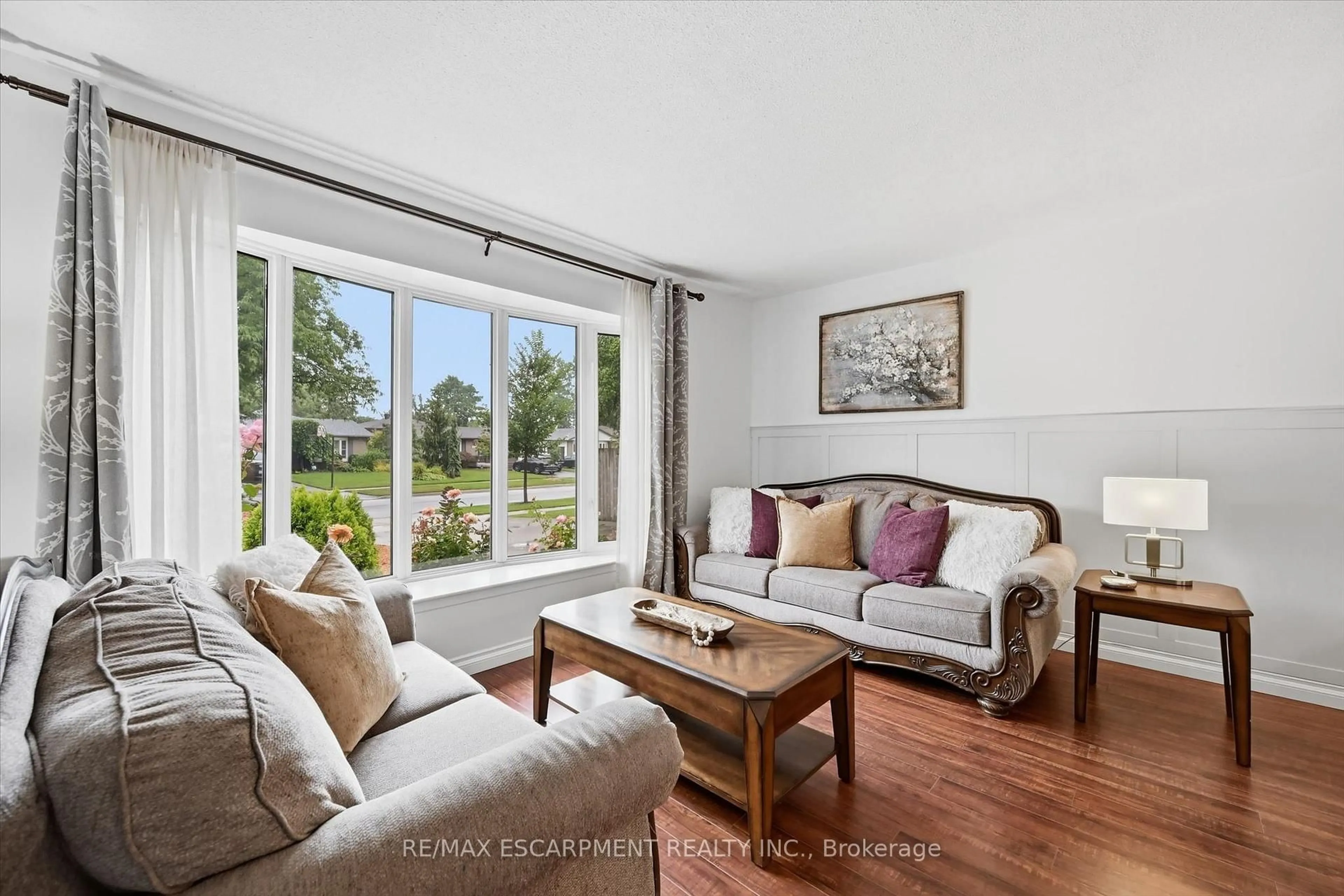 Living room with furniture, unknown for 1280 ALDRIDGE Cres, Burlington Ontario L7M 1H9