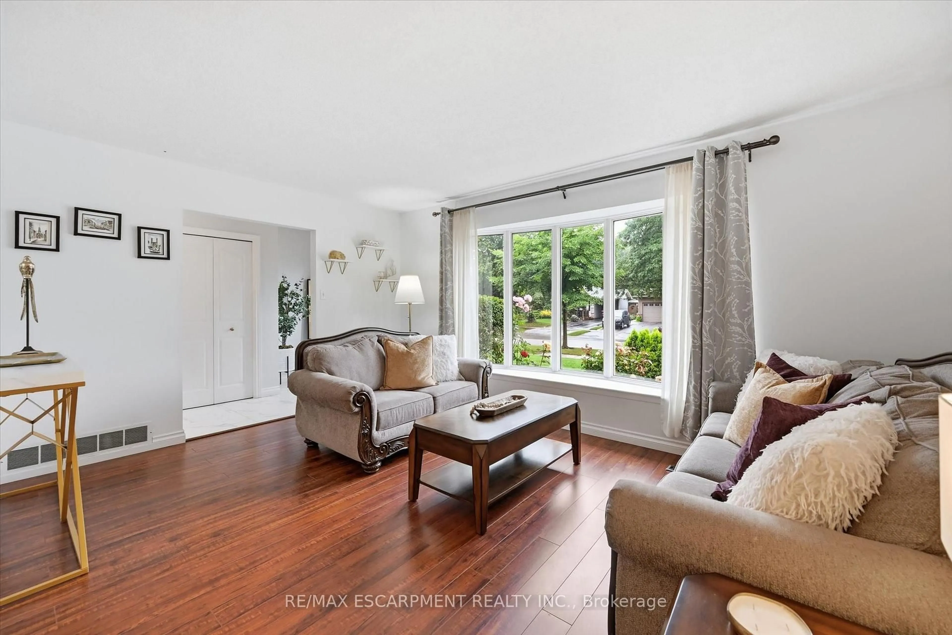 Living room with furniture, wood/laminate floor for 1280 ALDRIDGE Cres, Burlington Ontario L7M 1H9