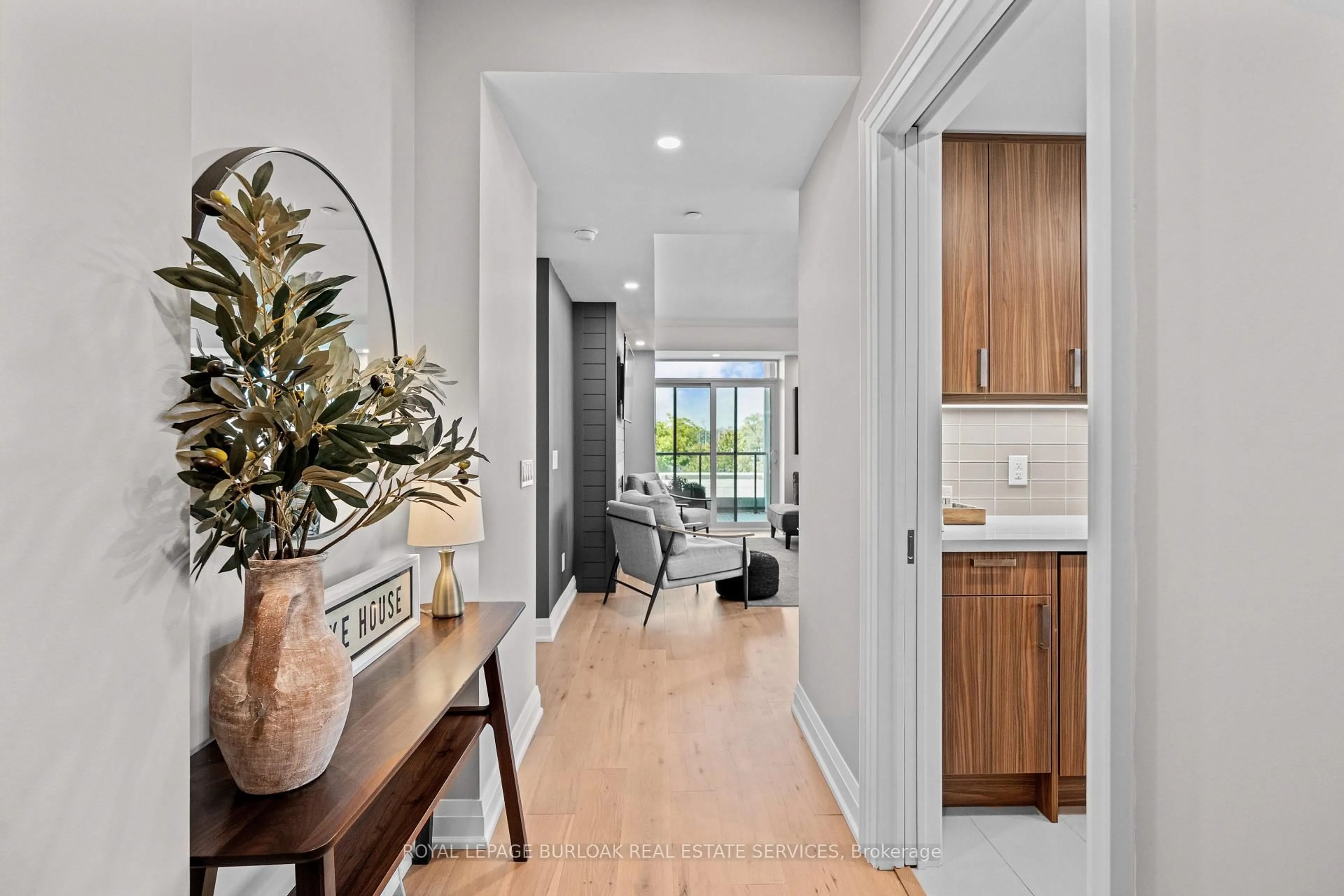 Indoor entryway for 11 Bronte Rd #409, Oakville Ontario L6L 0E1