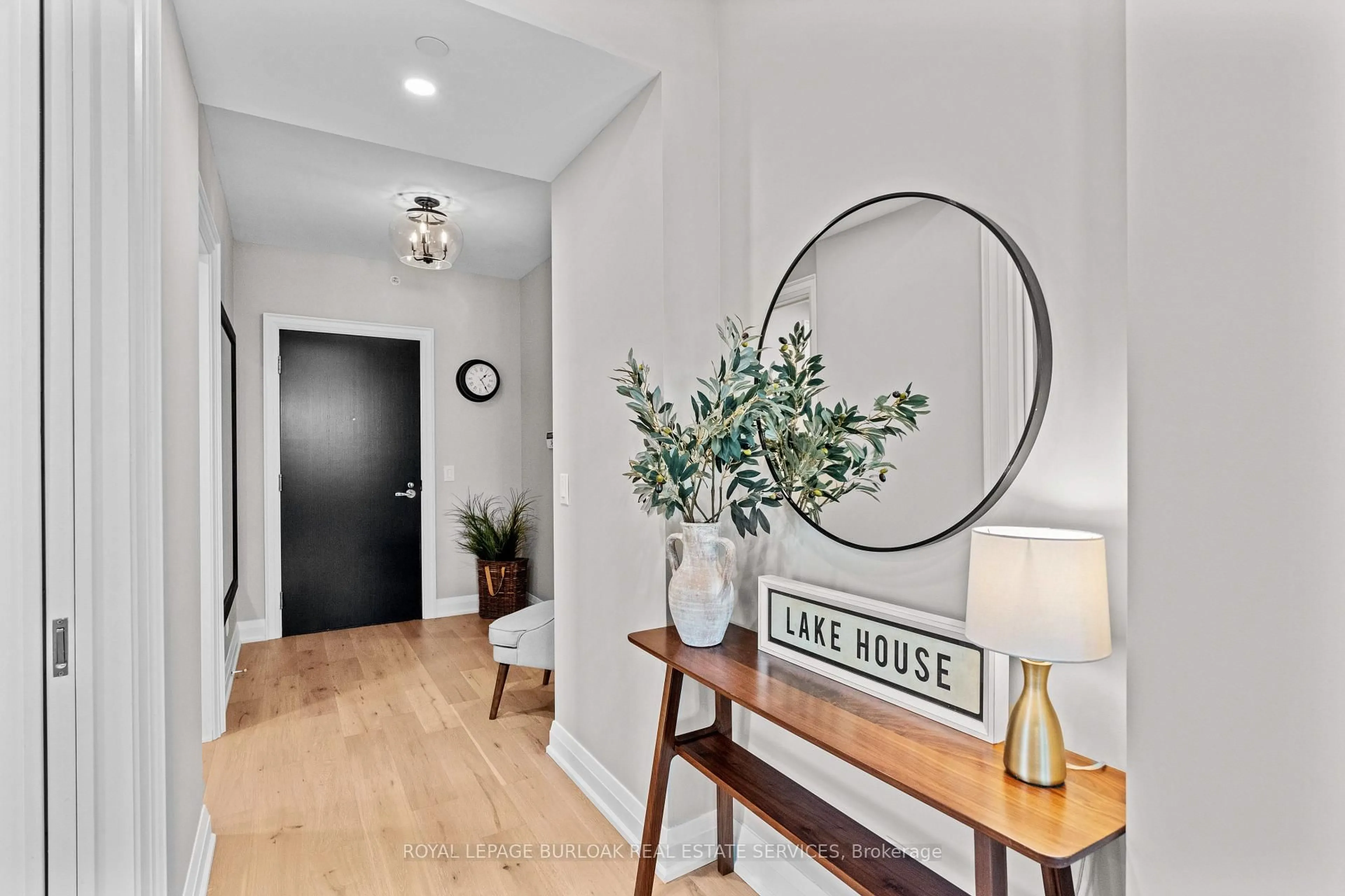 Indoor entryway for 11 Bronte Rd #409, Oakville Ontario L6L 0E1