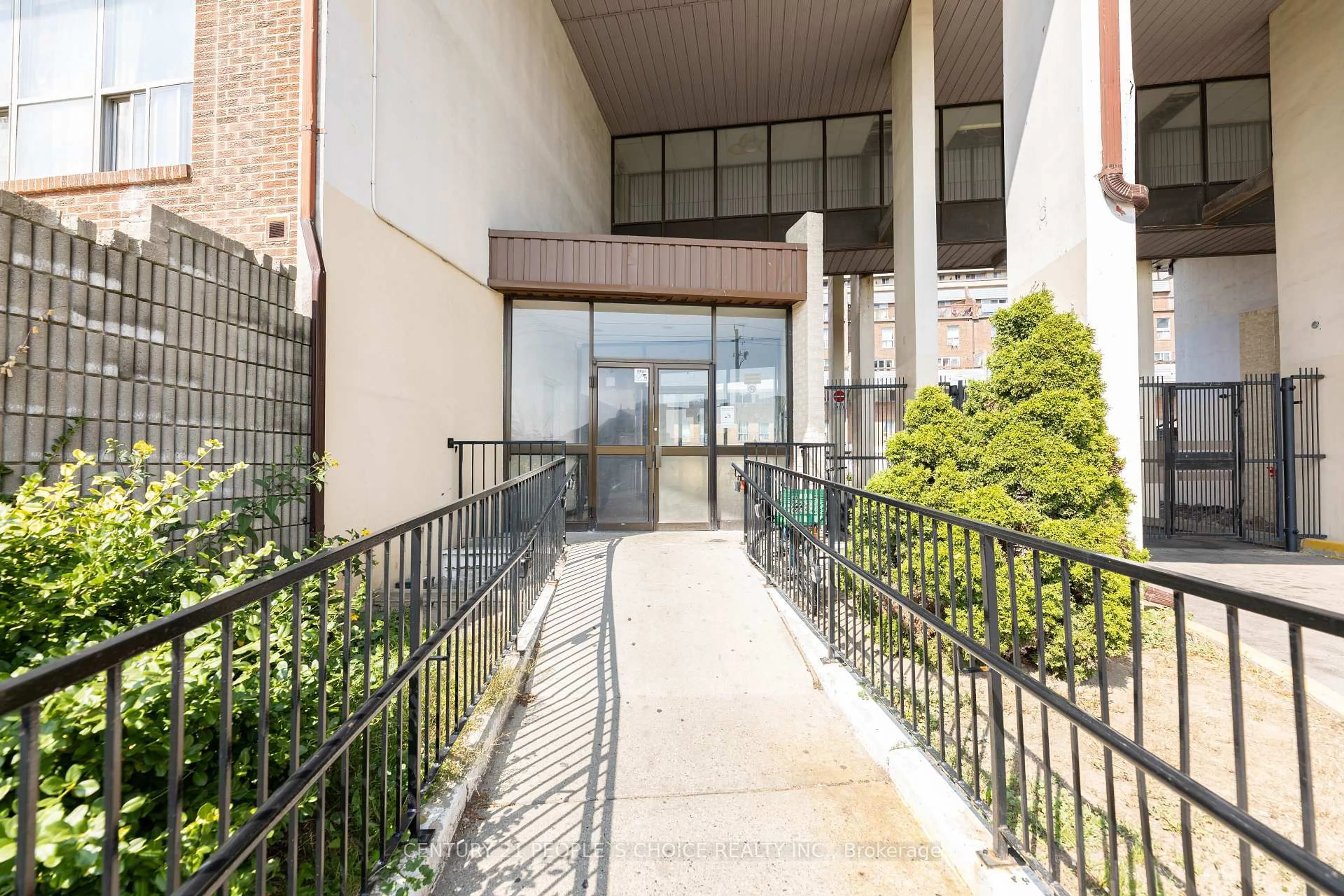 Indoor foyer for 10 Eddystone Ave #108, Toronto Ontario M3N 2T2
