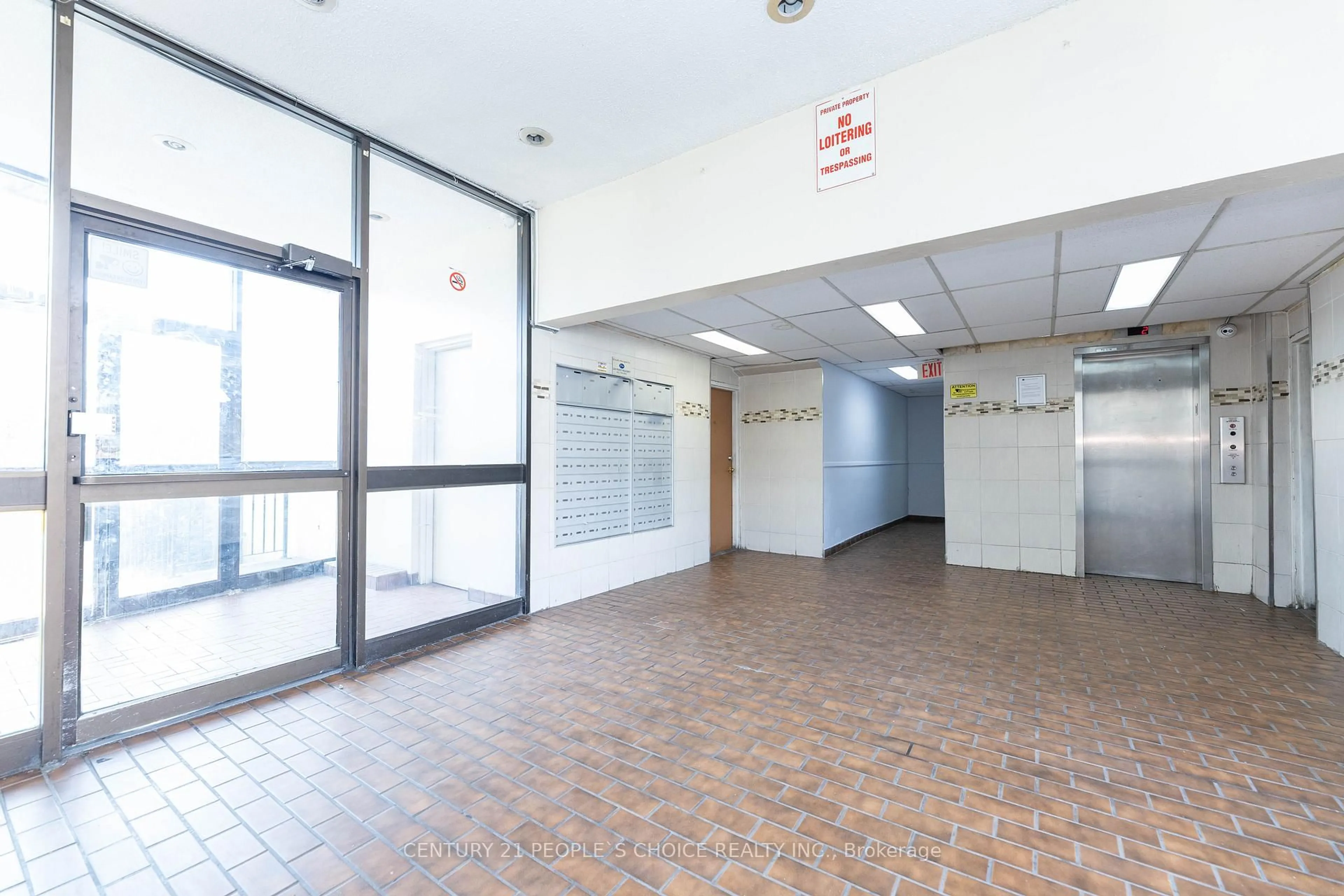 Indoor foyer for 10 Eddystone Ave #108, Toronto Ontario M3N 2T2