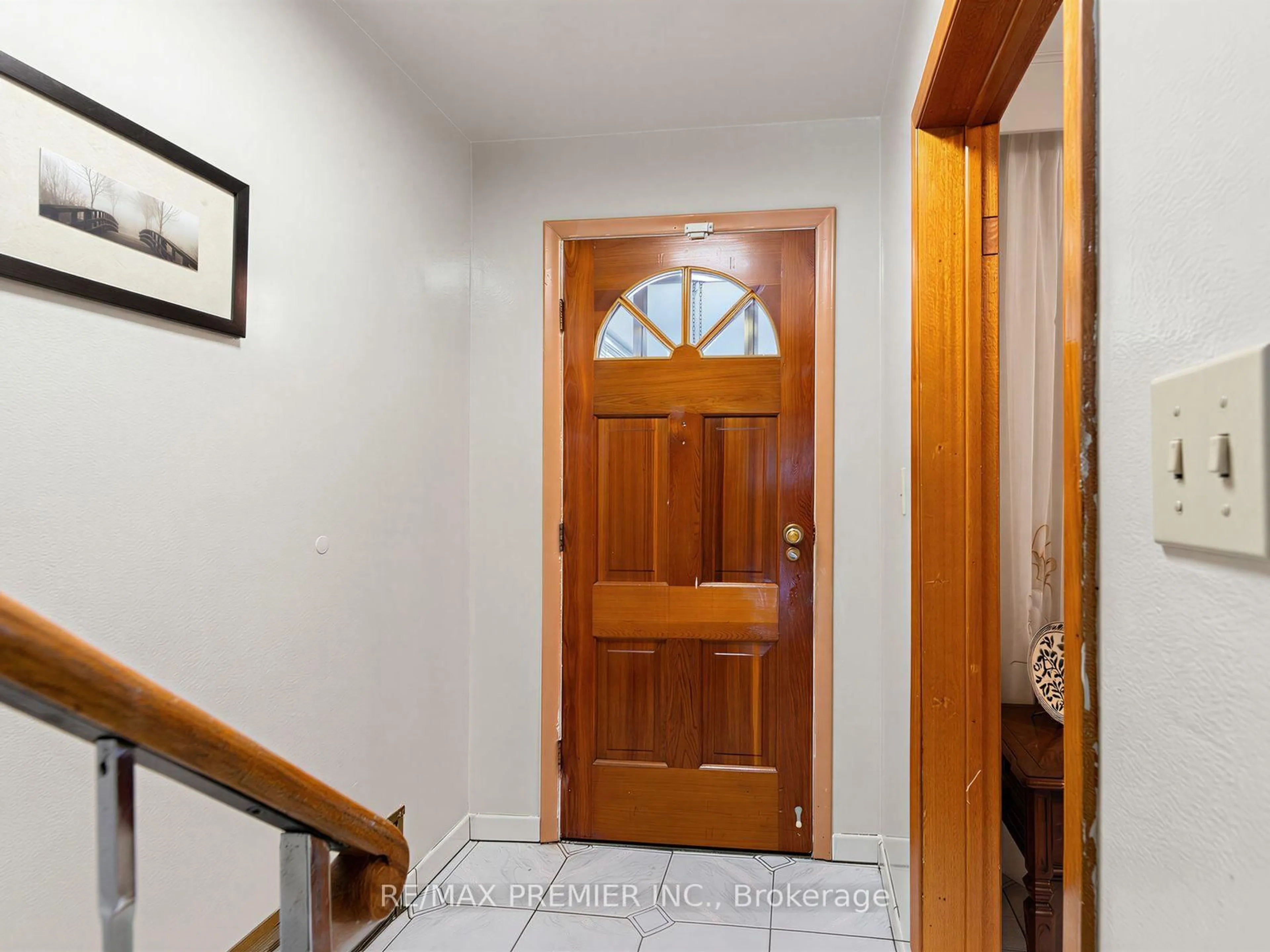Indoor foyer for 155 Ascot Ave, Toronto Ontario M6E 1G5