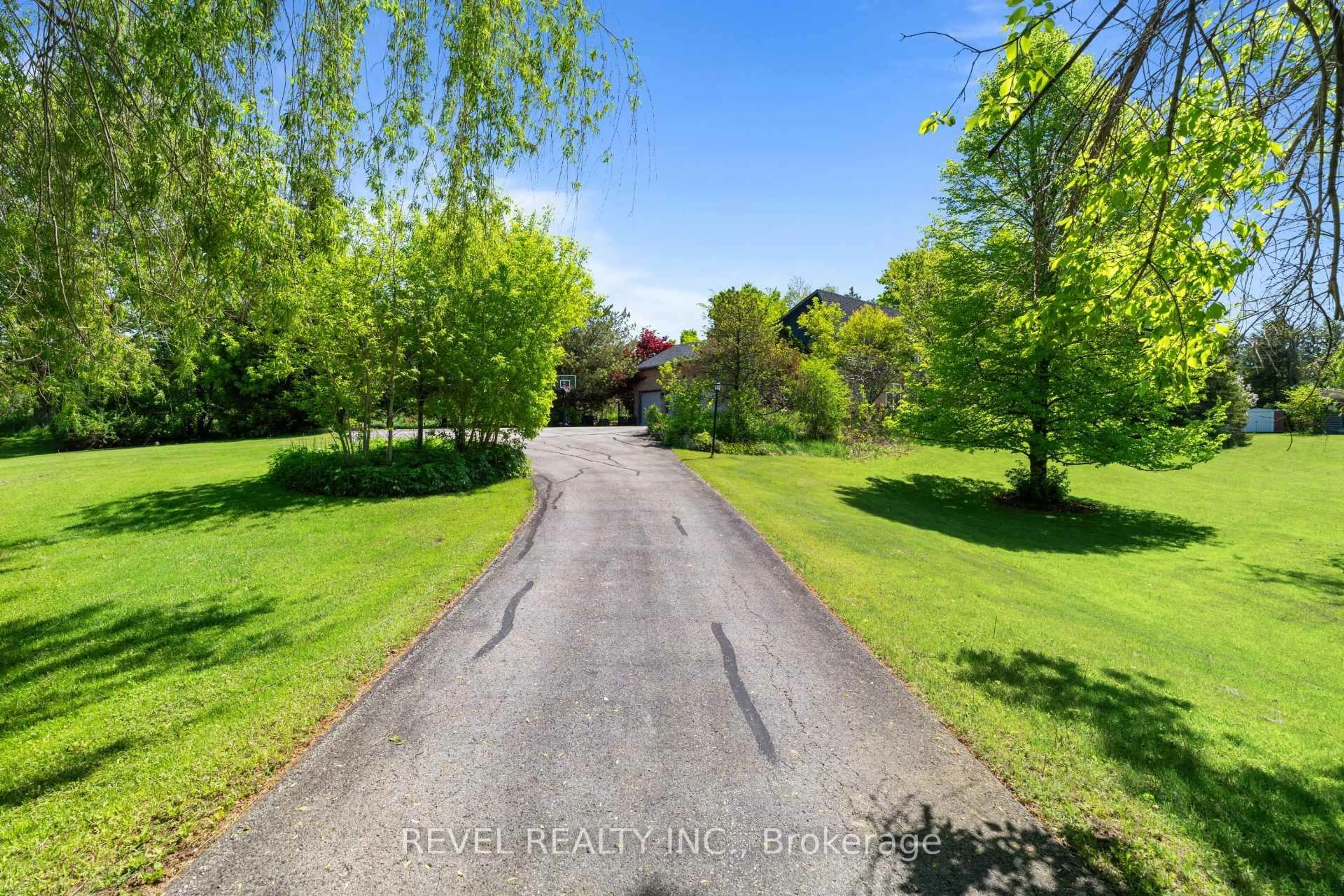 A pic from outside/outdoor area/front of a property/back of a property/a pic from drone, street for 14227 Trafalgar Rd, Halton Hills Ontario N0B 1H0