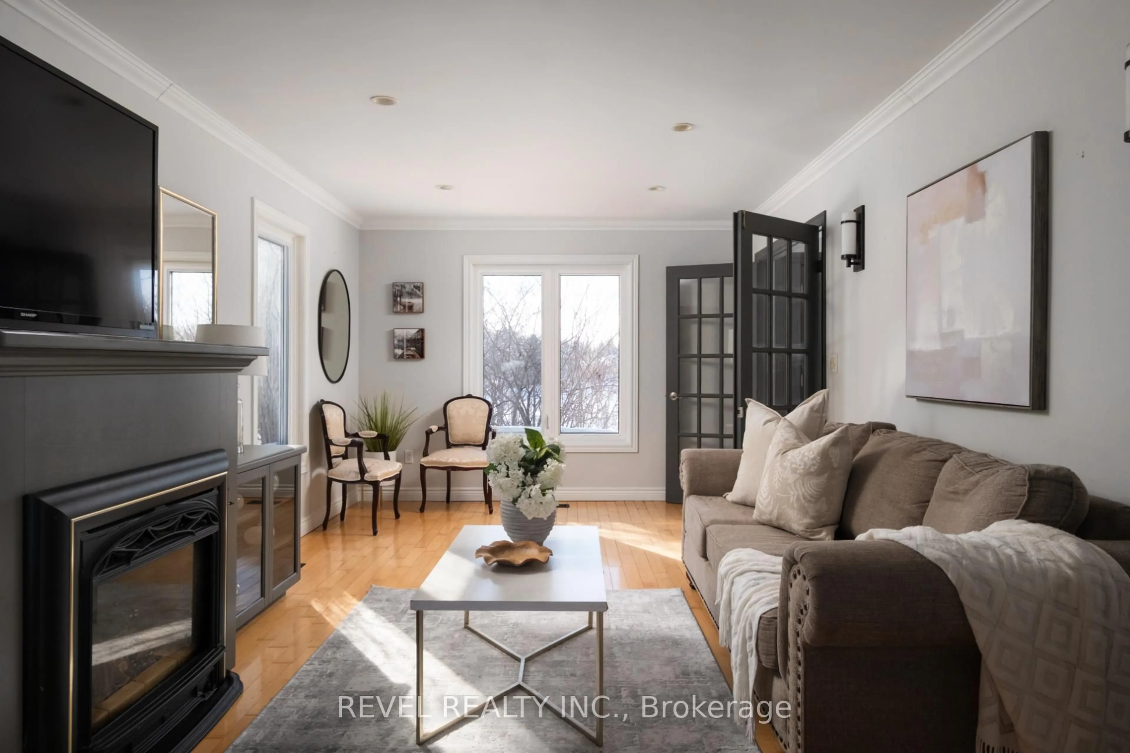 Living room with furniture, unknown for 14227 Trafalgar Rd, Halton Hills Ontario N0B 1H0