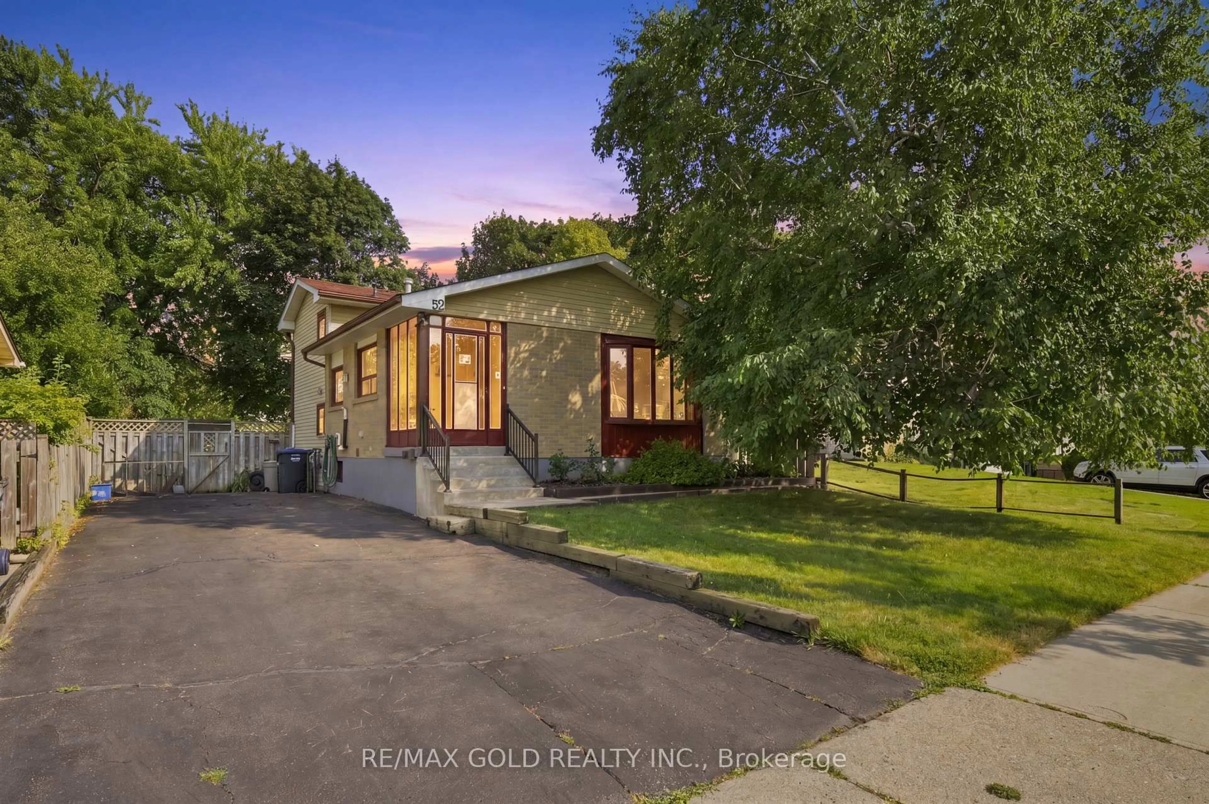 A pic from outside/outdoor area/front of a property/back of a property/a pic from drone, street for 52 Madoc Dr, Brampton Ontario L6V 1Z9