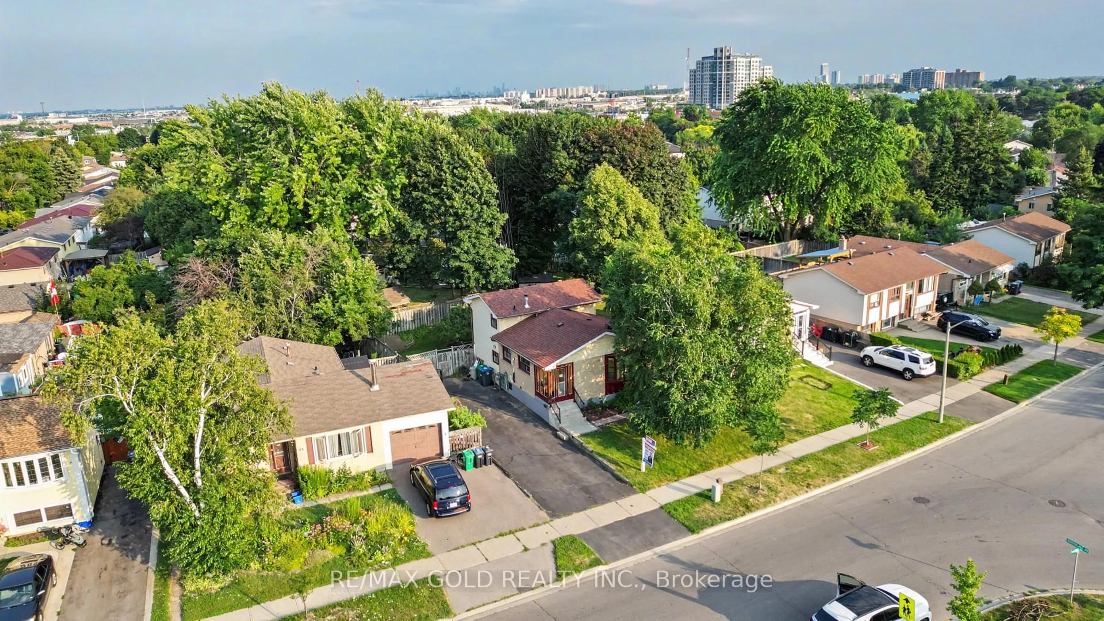 A pic from outside/outdoor area/front of a property/back of a property/a pic from drone, city buildings view from balcony for 52 Madoc Dr, Brampton Ontario L6V 1Z9