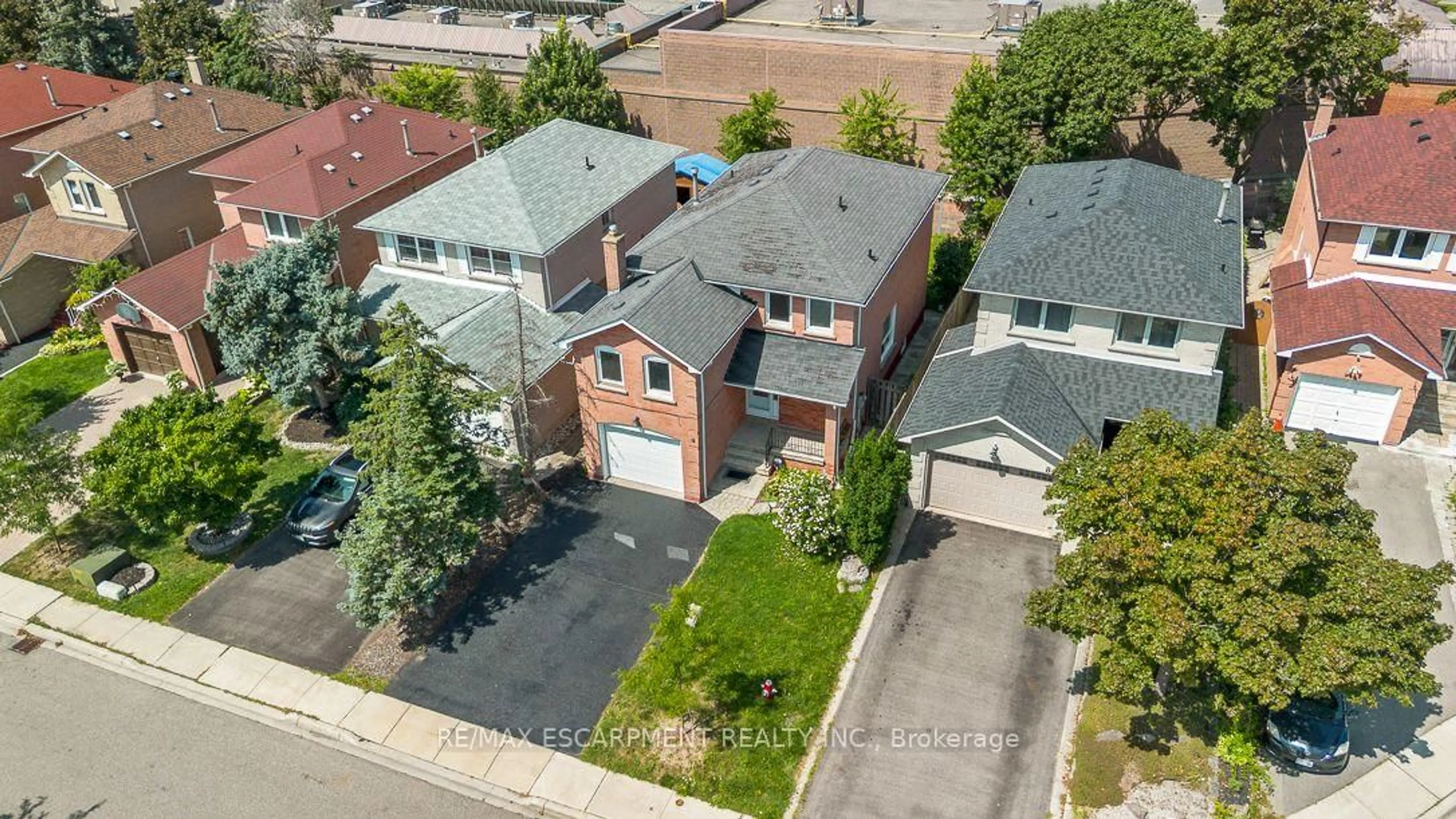 A pic from outside/outdoor area/front of a property/back of a property/a pic from drone, street for 853 Apple Gate Crt, Mississauga Ontario L5C 4L8