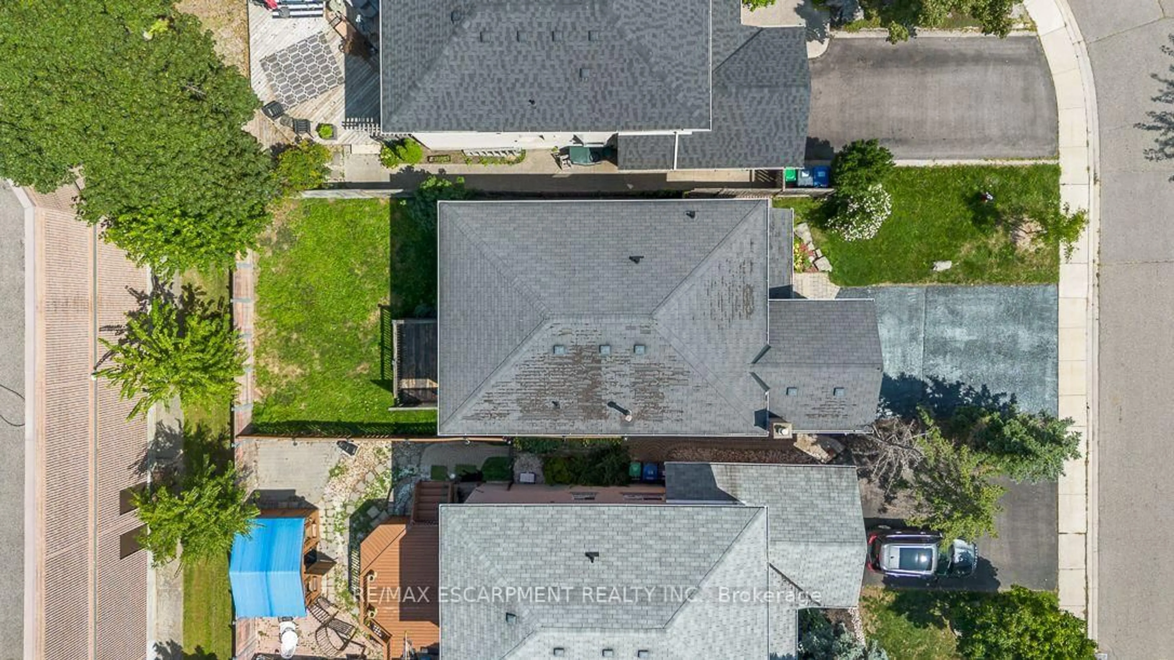 A pic from outside/outdoor area/front of a property/back of a property/a pic from drone, street for 853 Apple Gate Crt, Mississauga Ontario L5C 4L8