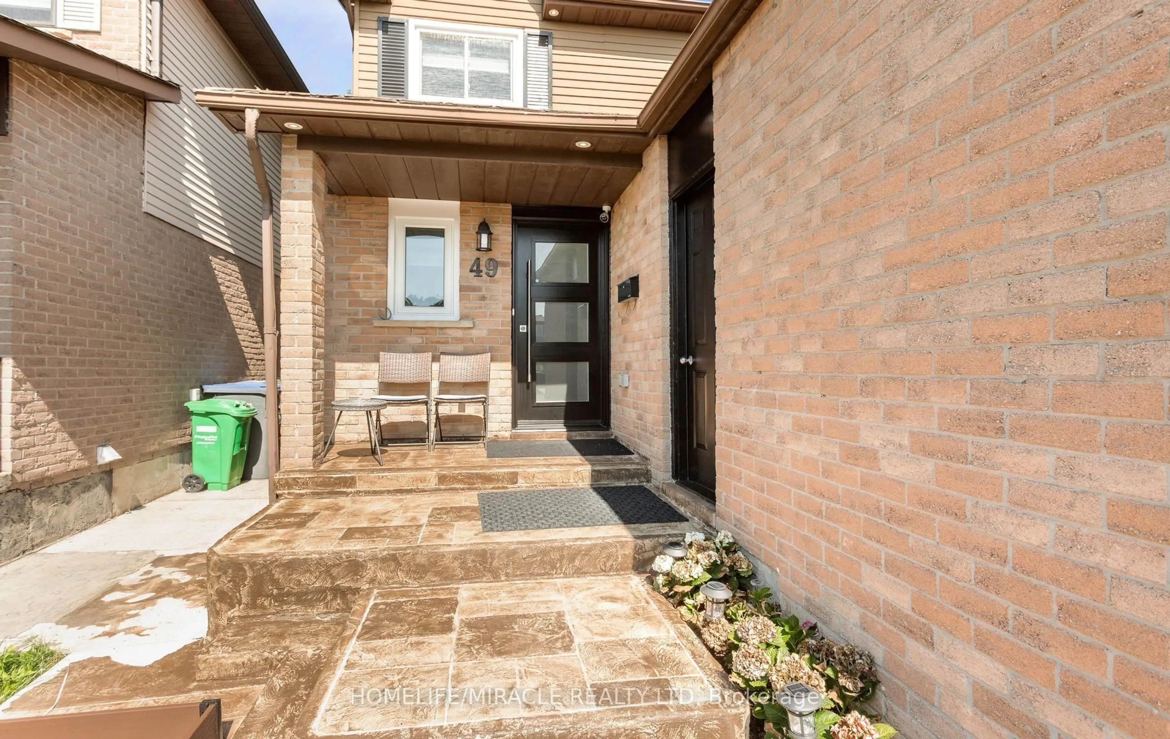 Indoor entryway for 49 Newbridge Cres, Brampton Ontario L6S 4B5