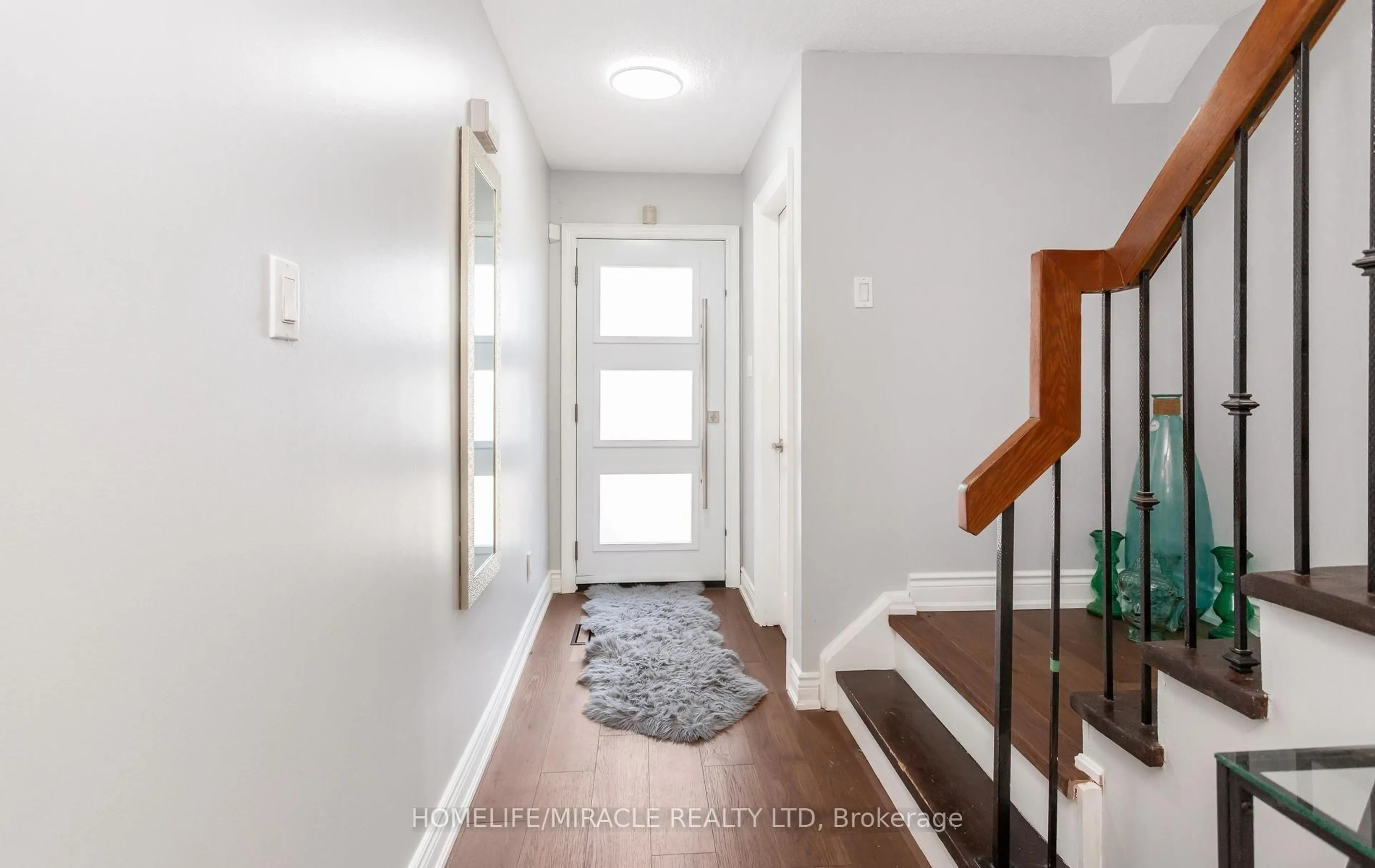 Indoor entryway for 49 Newbridge Cres, Brampton Ontario L6S 4B5
