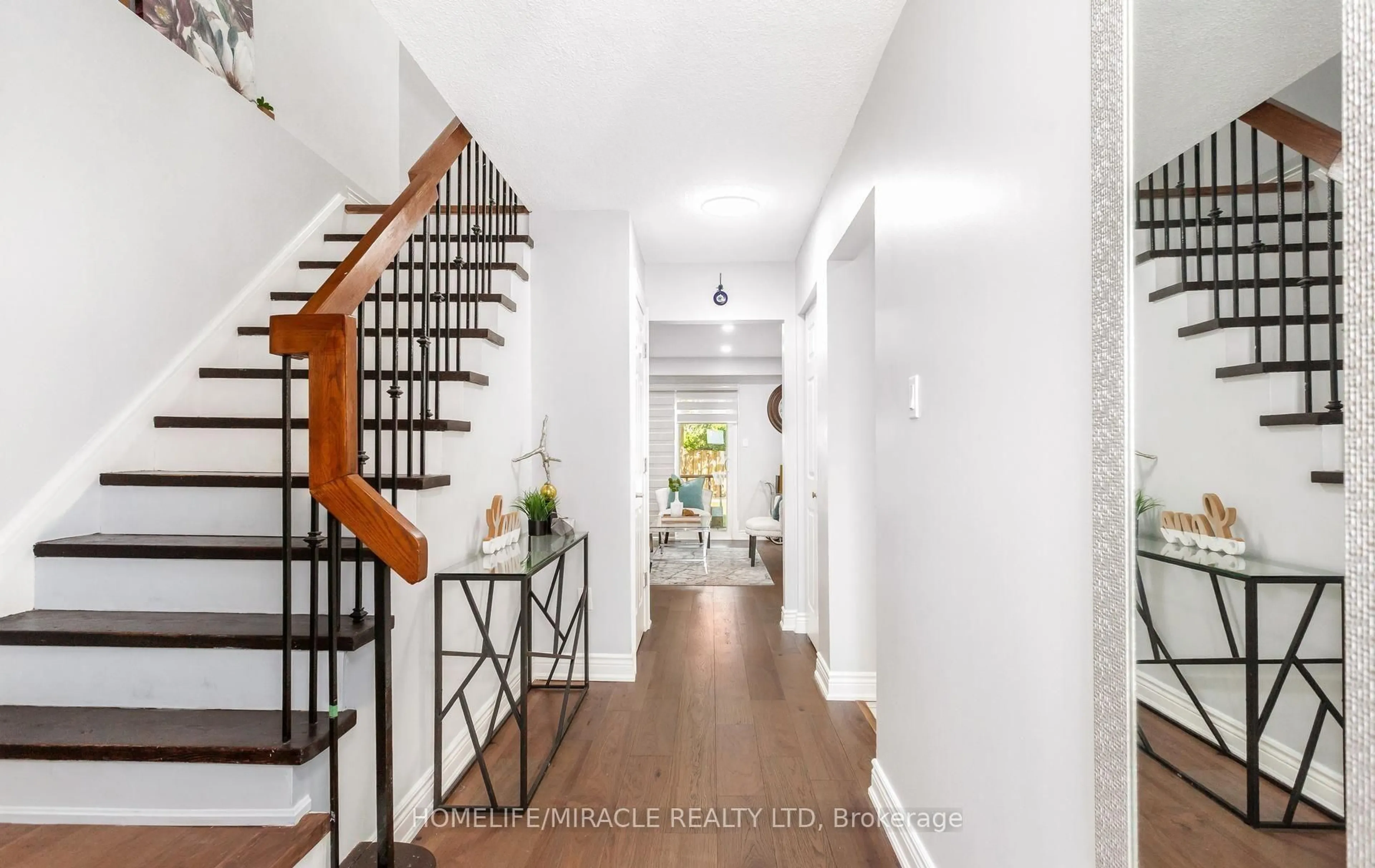 Indoor entryway for 49 Newbridge Cres, Brampton Ontario L6S 4B5