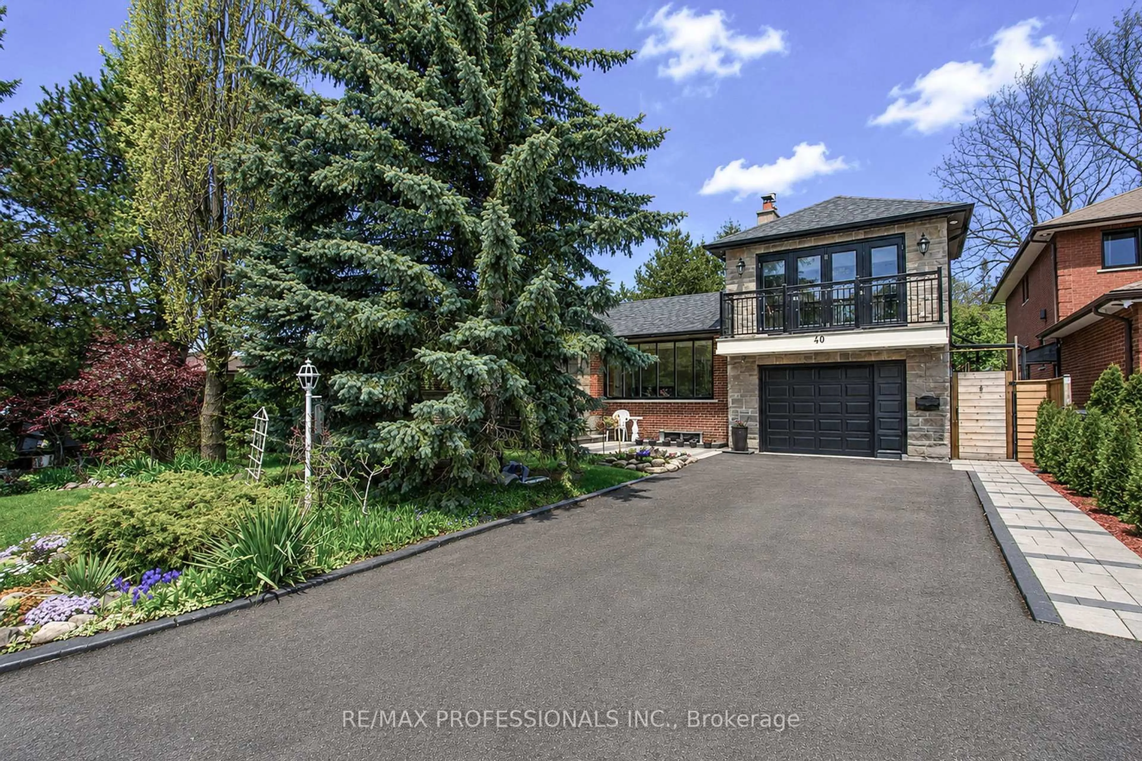 A pic from outside/outdoor area/front of a property/back of a property/a pic from drone, street for 40 Cowley Ave, Toronto Ontario M9B 2E3