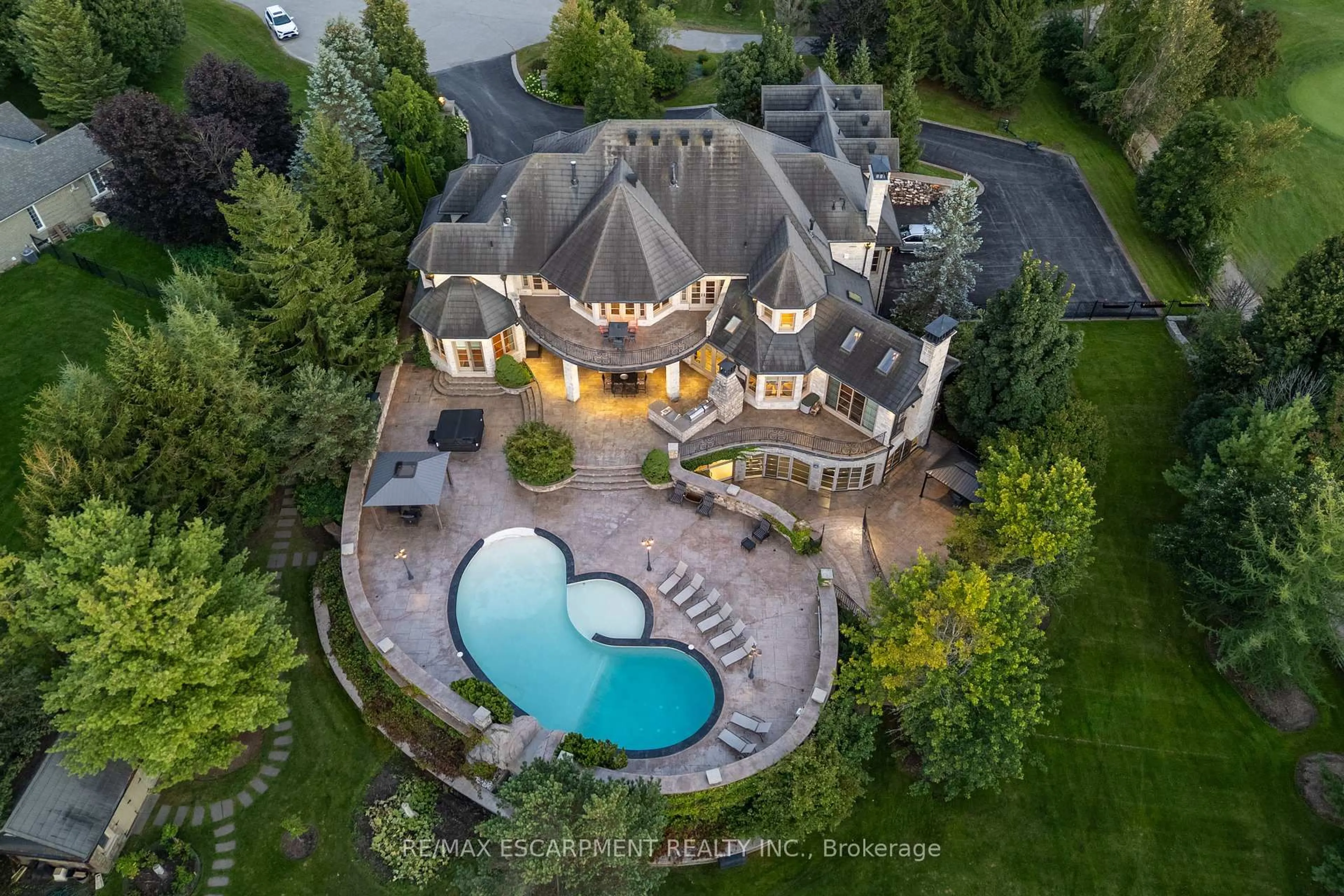 A pic from outside/outdoor area/front of a property/back of a property/a pic from drone, unknown for 25 TURTLE LAKE Dr, Halton Hills Ontario L7J 2W7