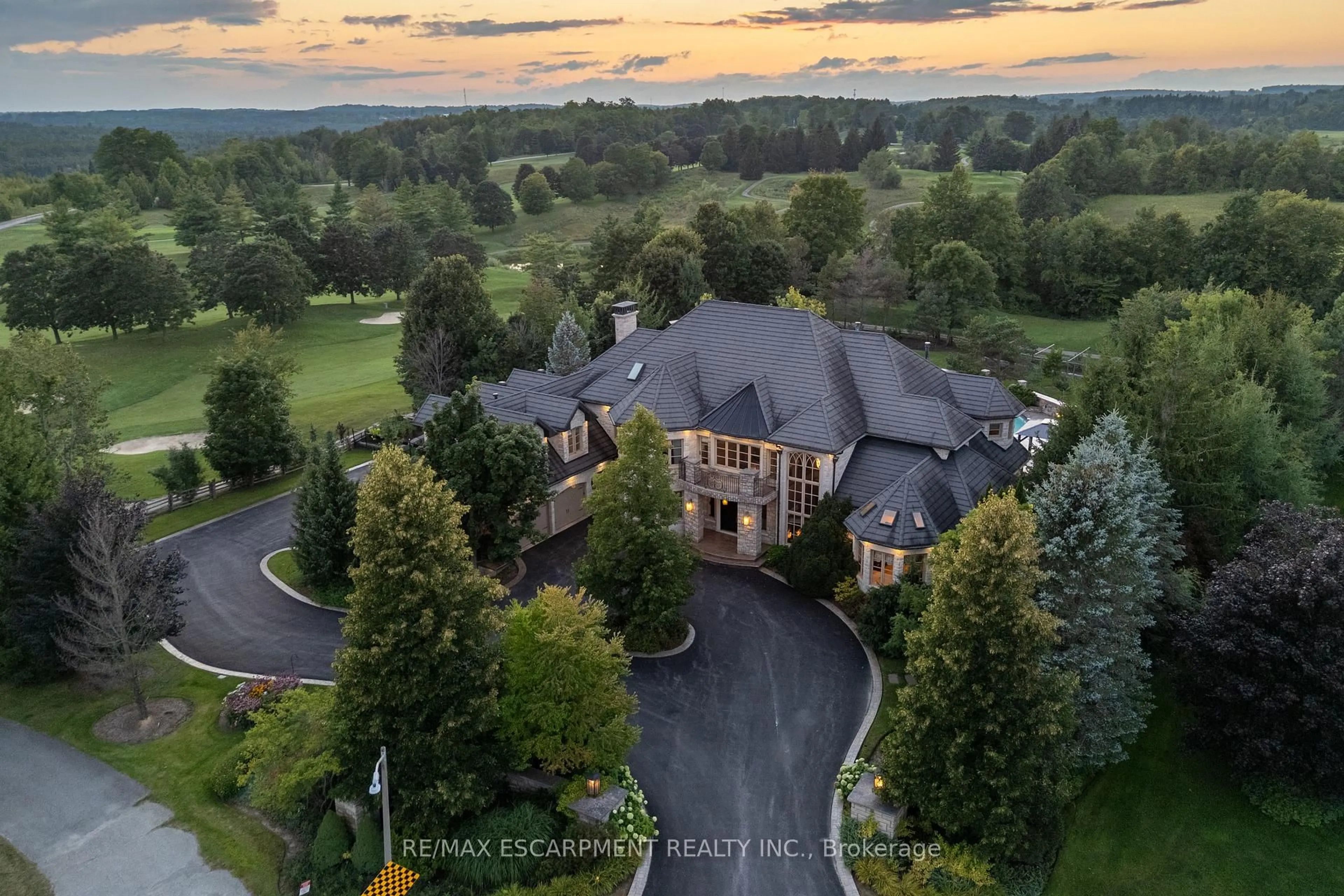 A pic from outside/outdoor area/front of a property/back of a property/a pic from drone, mountain view for 25 TURTLE LAKE Dr, Halton Hills Ontario L7J 2W7