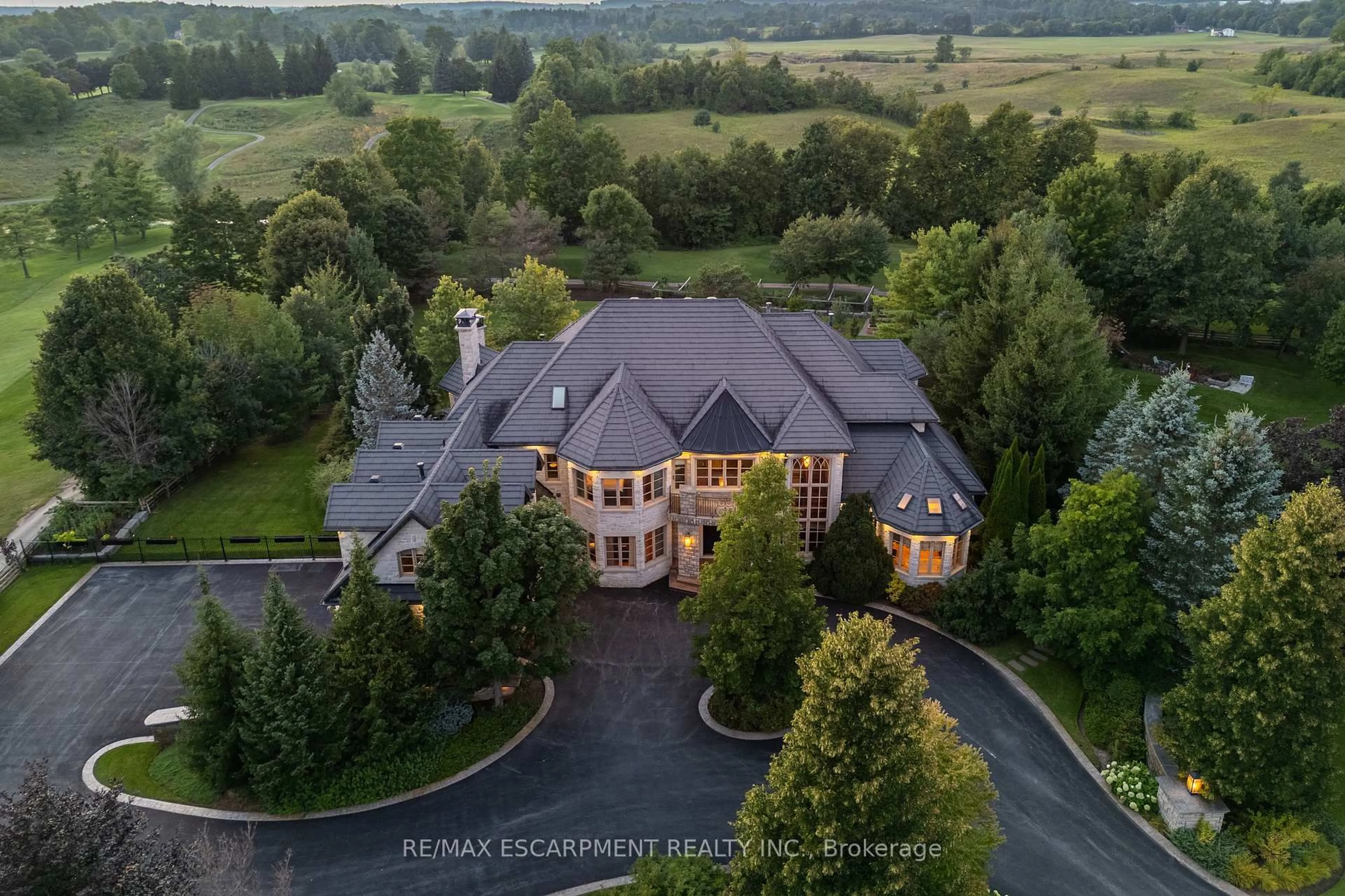 A pic from outside/outdoor area/front of a property/back of a property/a pic from drone, mountain view for 25 TURTLE LAKE Dr, Halton Hills Ontario L7J 2W7