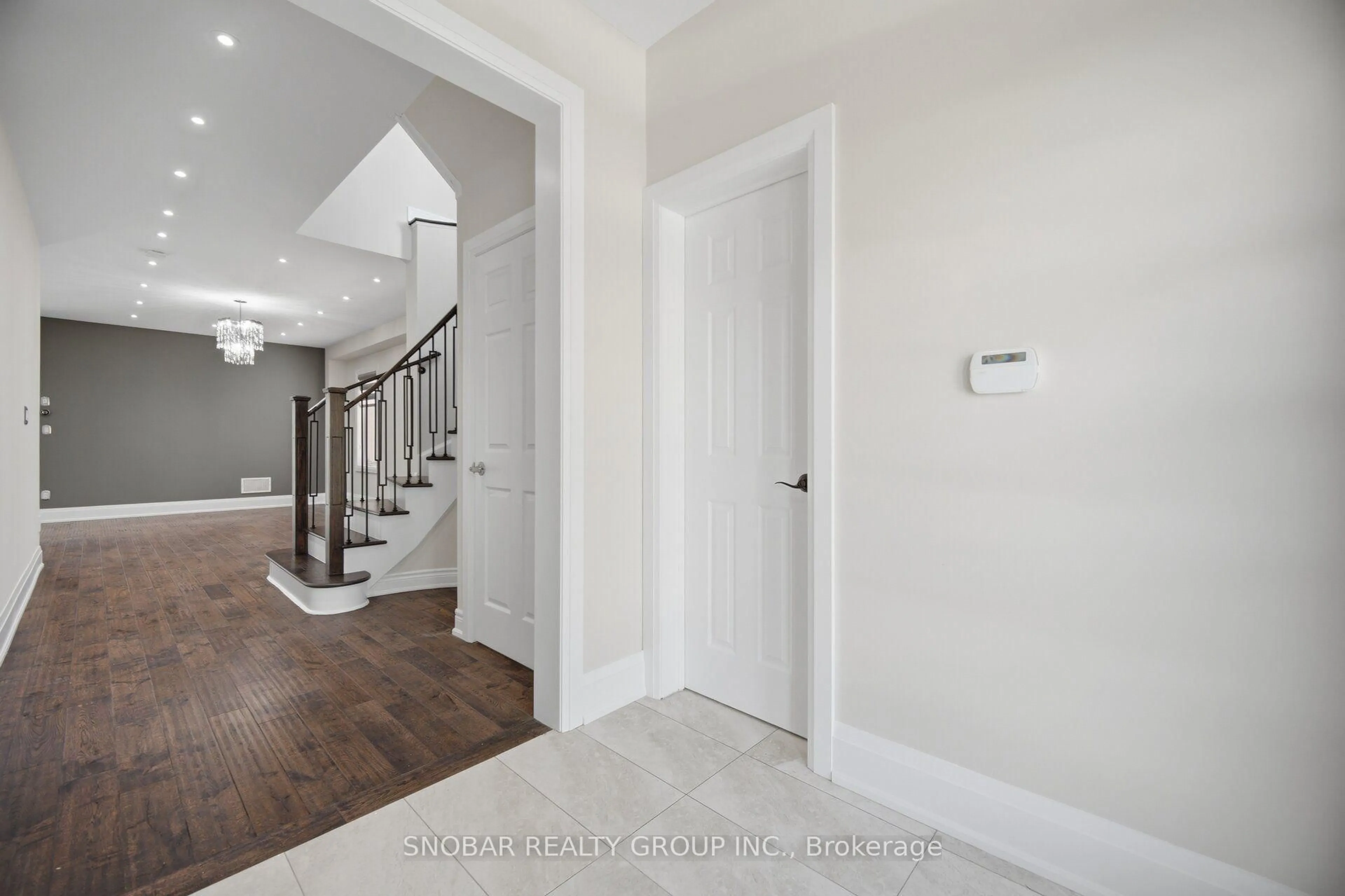 Indoor entryway for 5504 Ethan Dr, Mississauga Ontario L5M 0W1