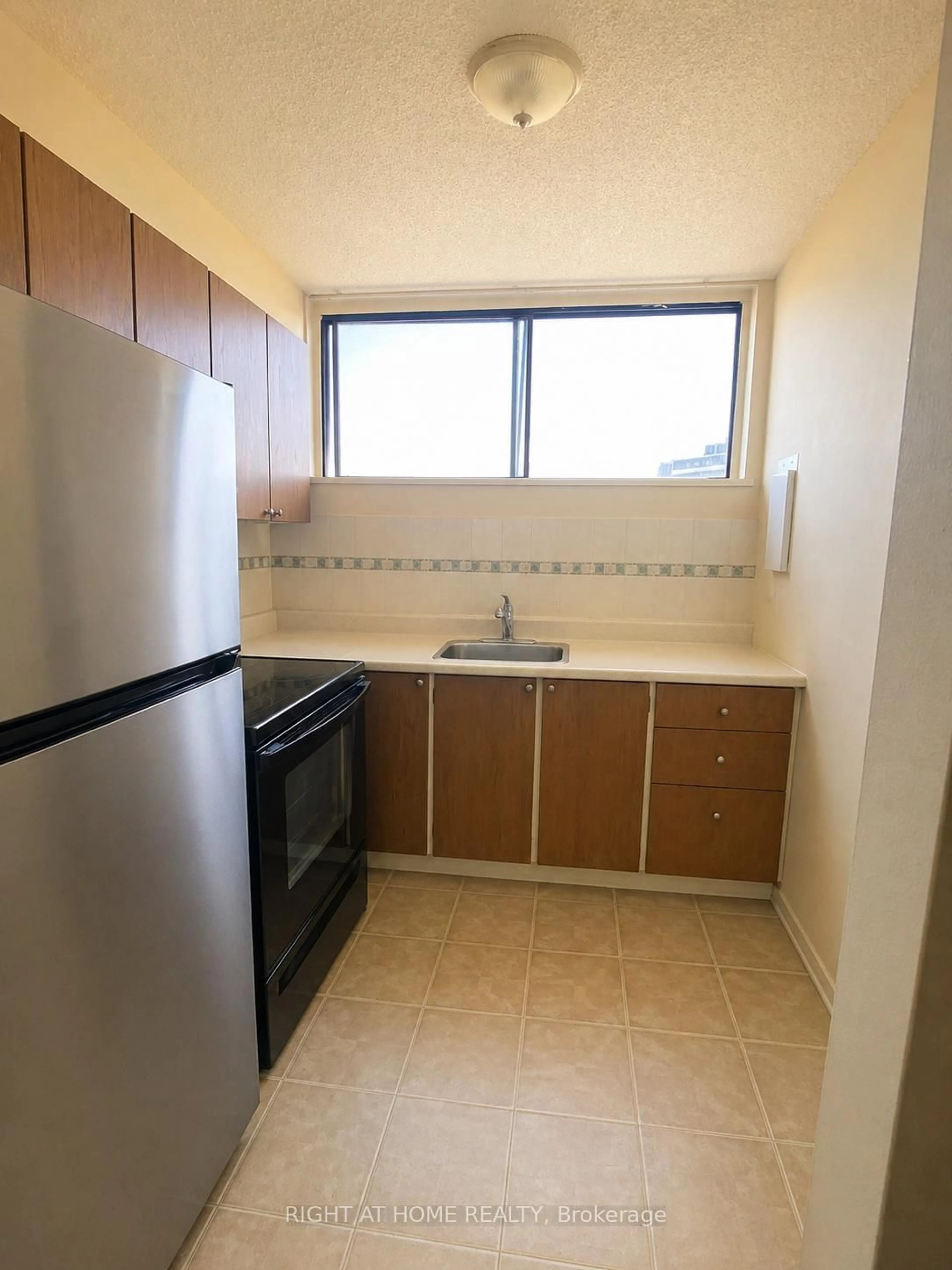 Standard kitchen, unknown for 4673 Jane St #811, Toronto Ontario M3N 2L1