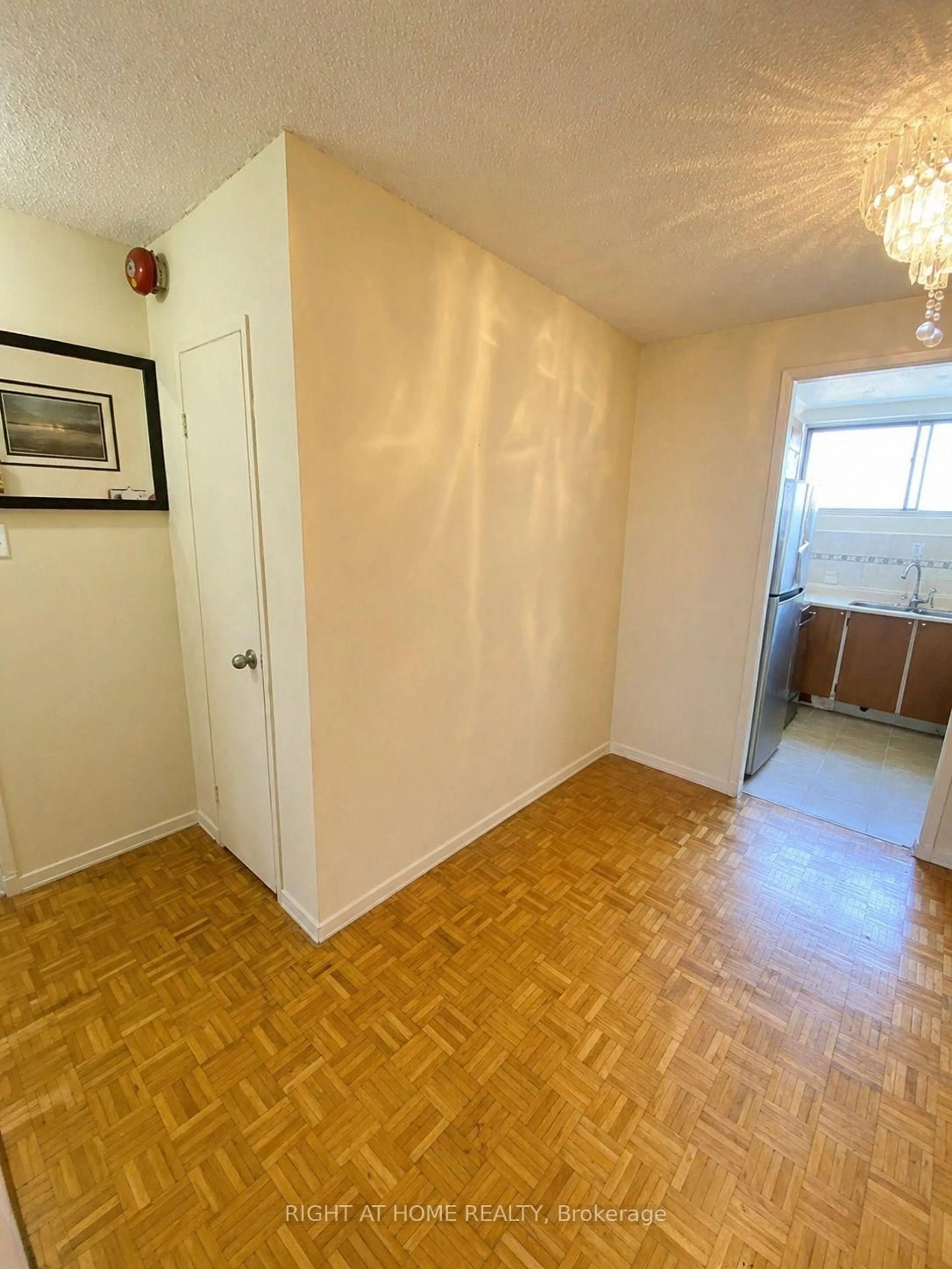 A pic of a room for 4673 Jane St #811, Toronto Ontario M3N 2L1