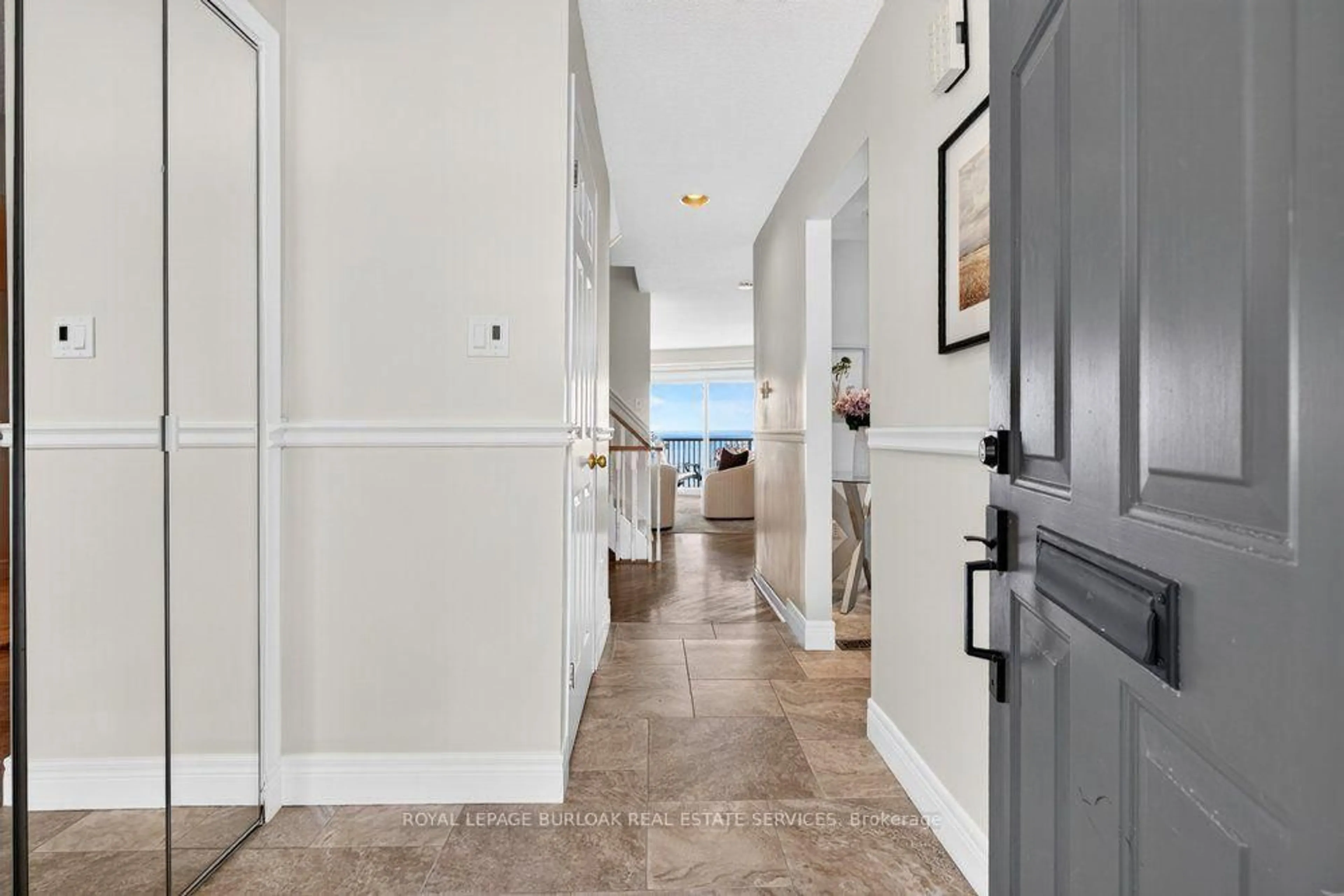 Indoor entryway for 2136 Old Lakeshore Rd #4, Burlington Ontario L7R 1A3