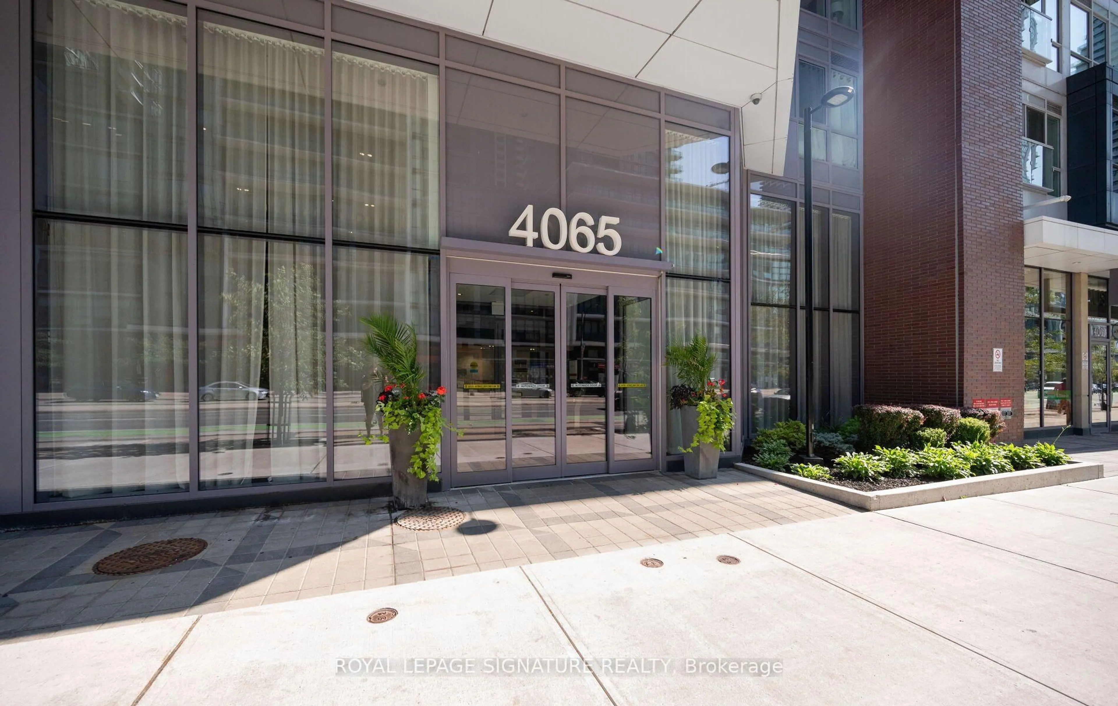 Indoor foyer for 4065 Confederation Pkwy #3512, Mississauga Ontario L5B 0L4