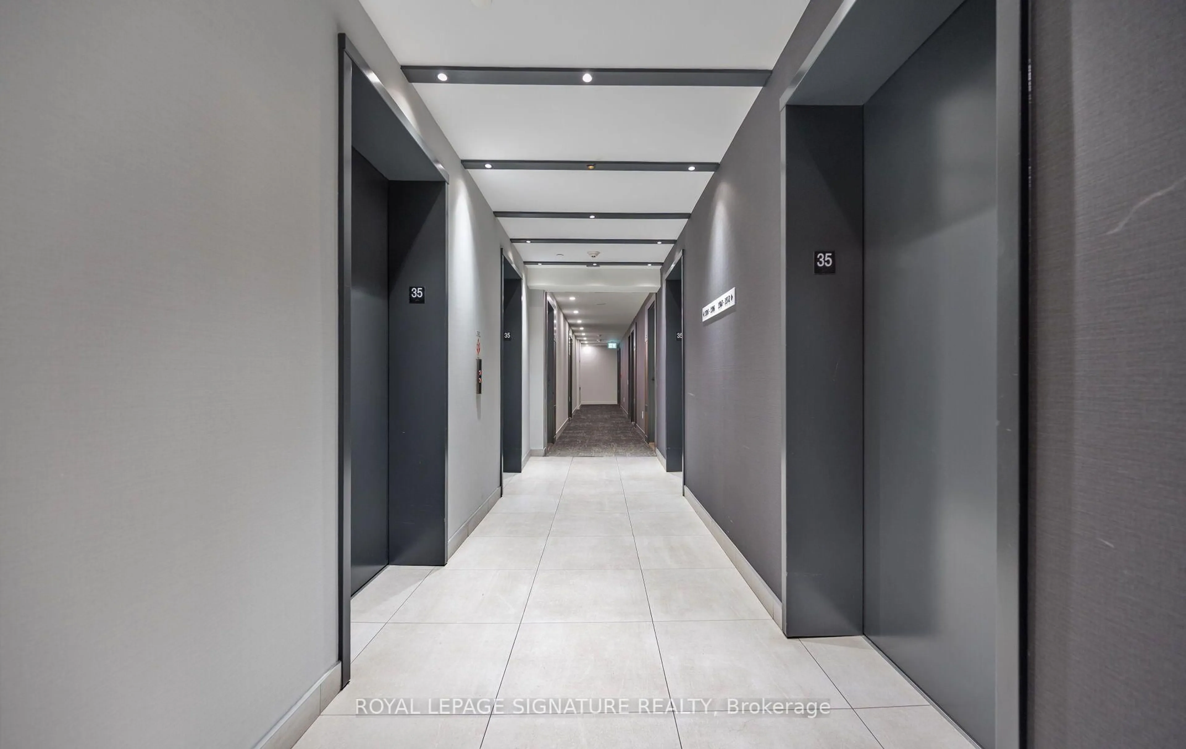 Indoor foyer for 4065 Confederation Pkwy #3512, Mississauga Ontario L5B 0L4