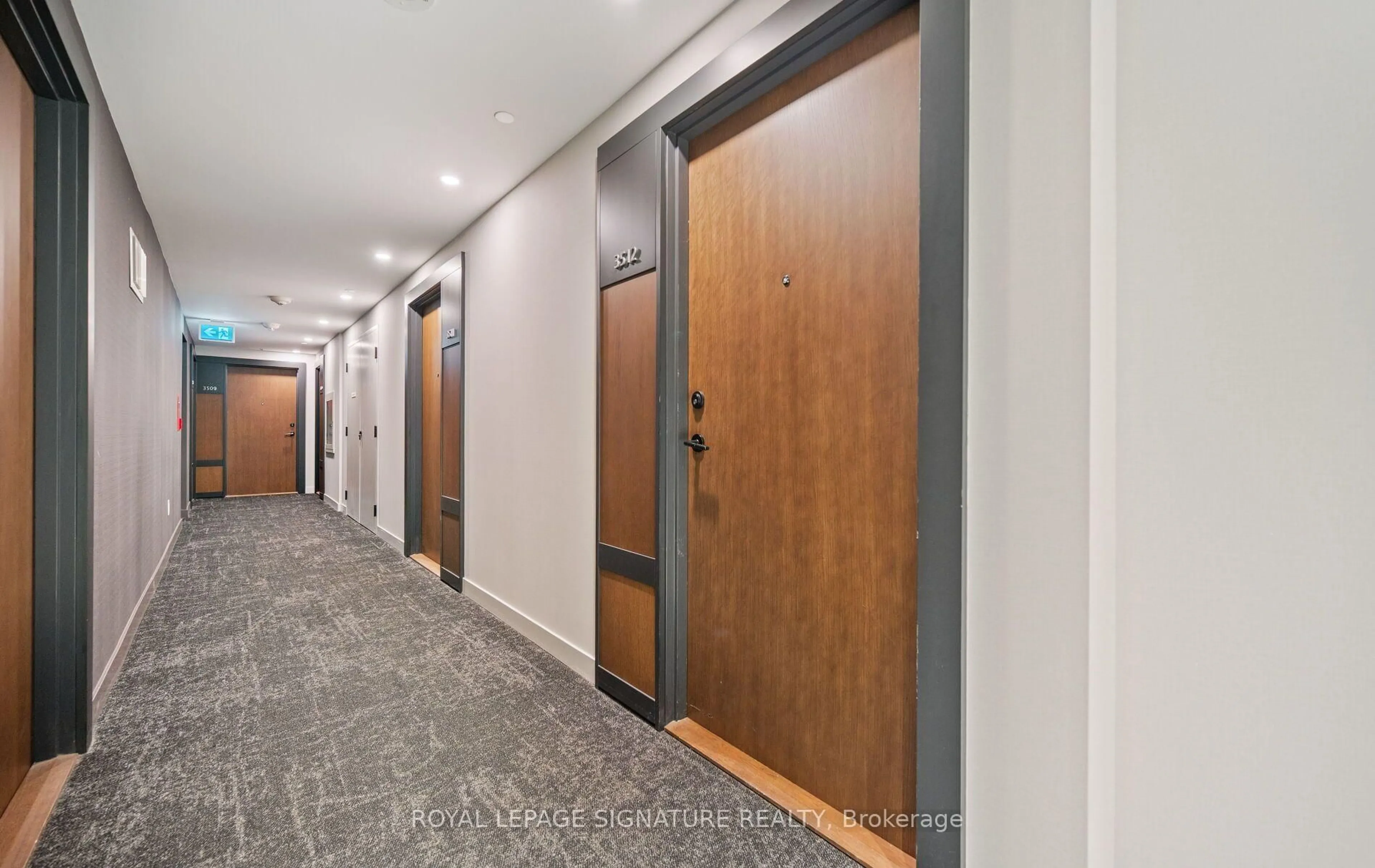 Indoor foyer for 4065 Confederation Pkwy #3512, Mississauga Ontario L5B 0L4