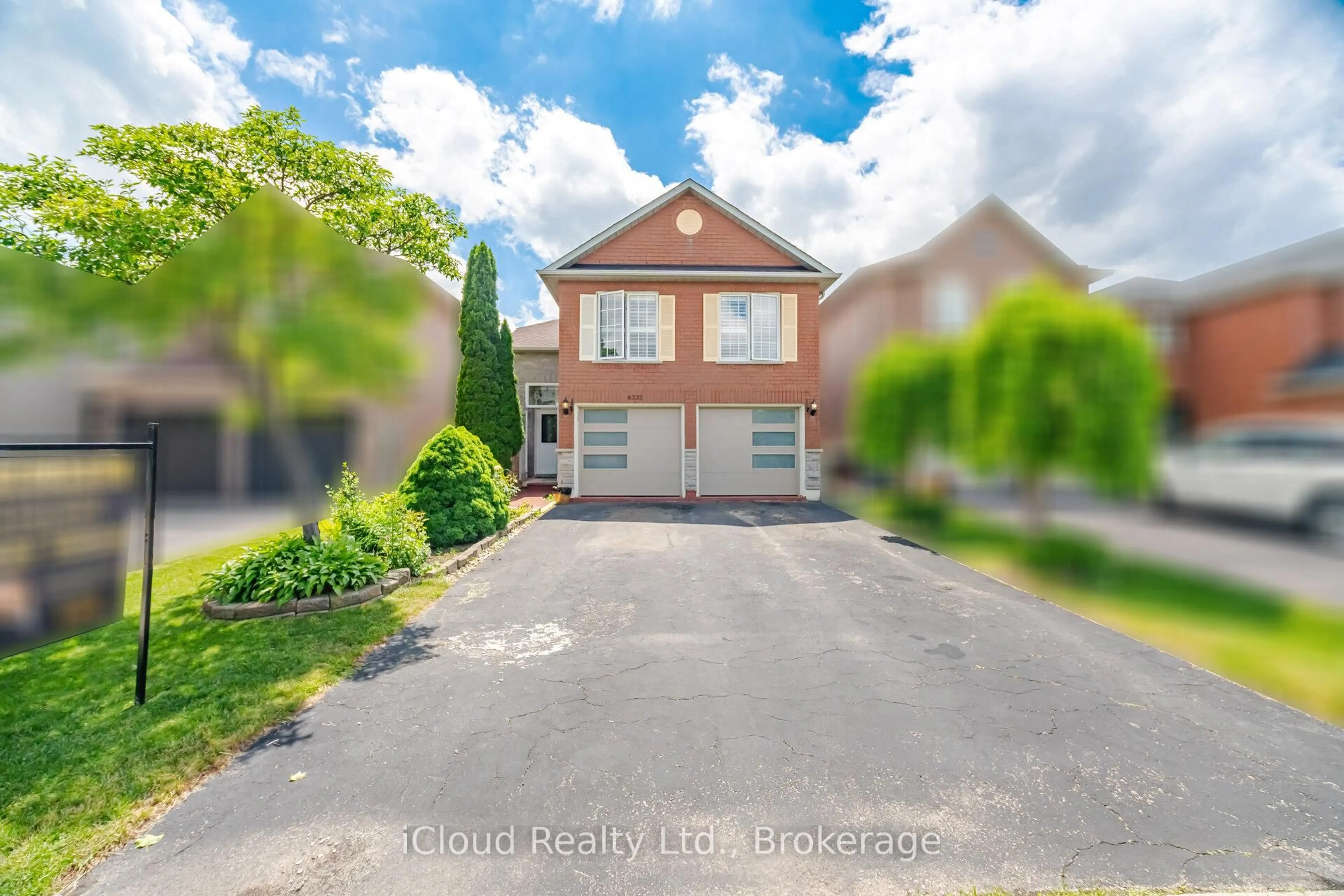 A pic from outside/outdoor area/front of a property/back of a property/a pic from drone, street for 6332 Glen Meadows Rd, Mississauga Ontario L5N 7W3