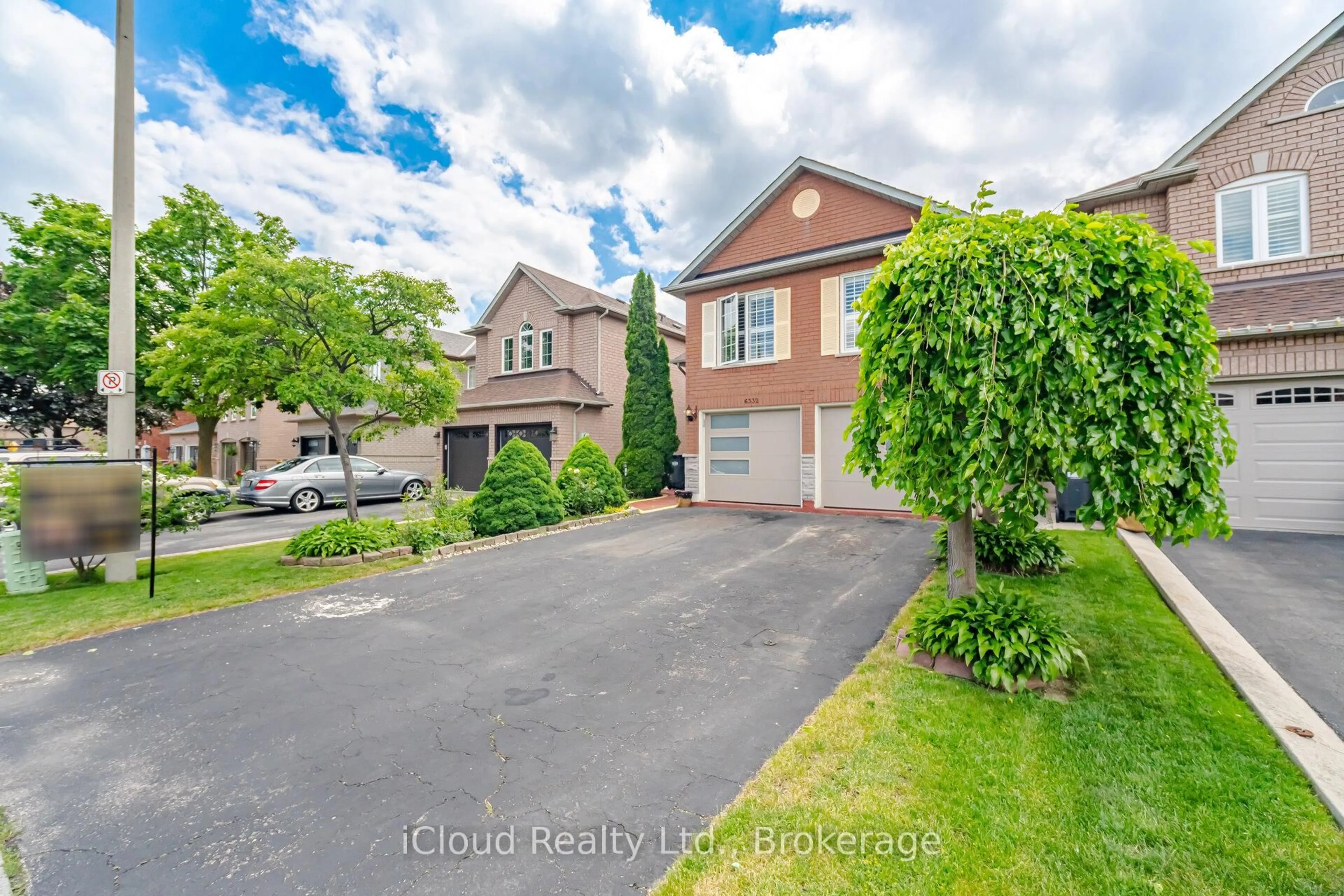 A pic from outside/outdoor area/front of a property/back of a property/a pic from drone, street for 6332 Glen Meadows Rd, Mississauga Ontario L5N 7W3
