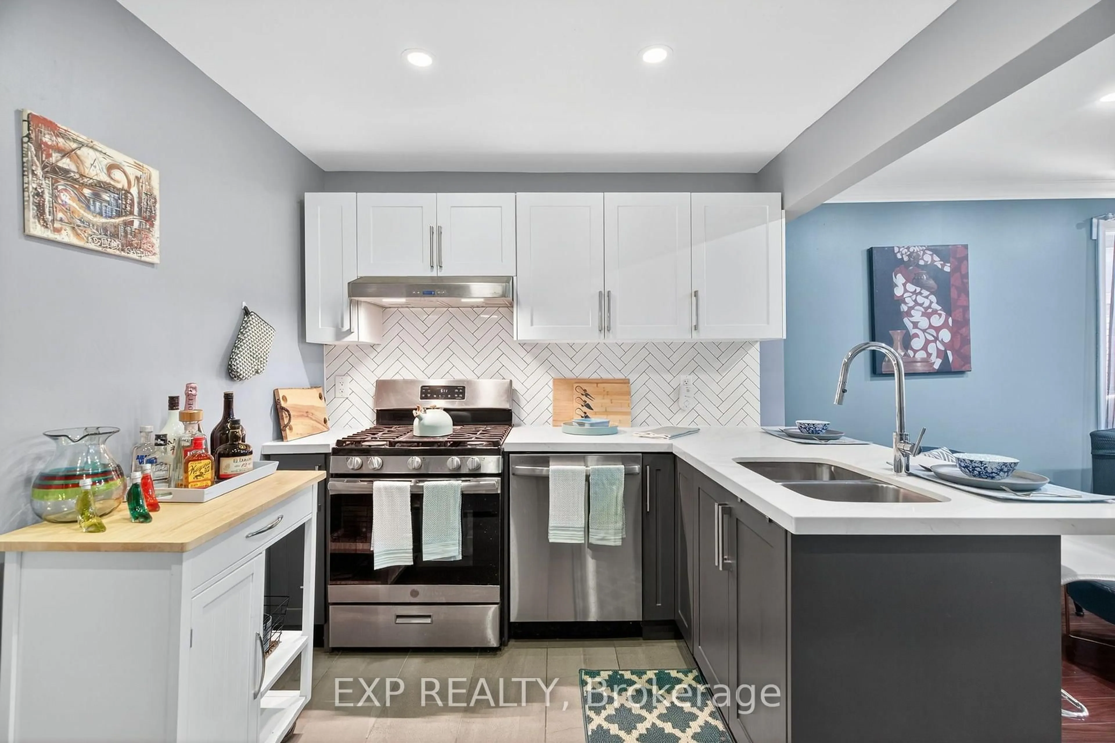 Open concept kitchen, ceramic/tile floor for 358 McRoberts Ave, Toronto Ontario M6E 4P9
