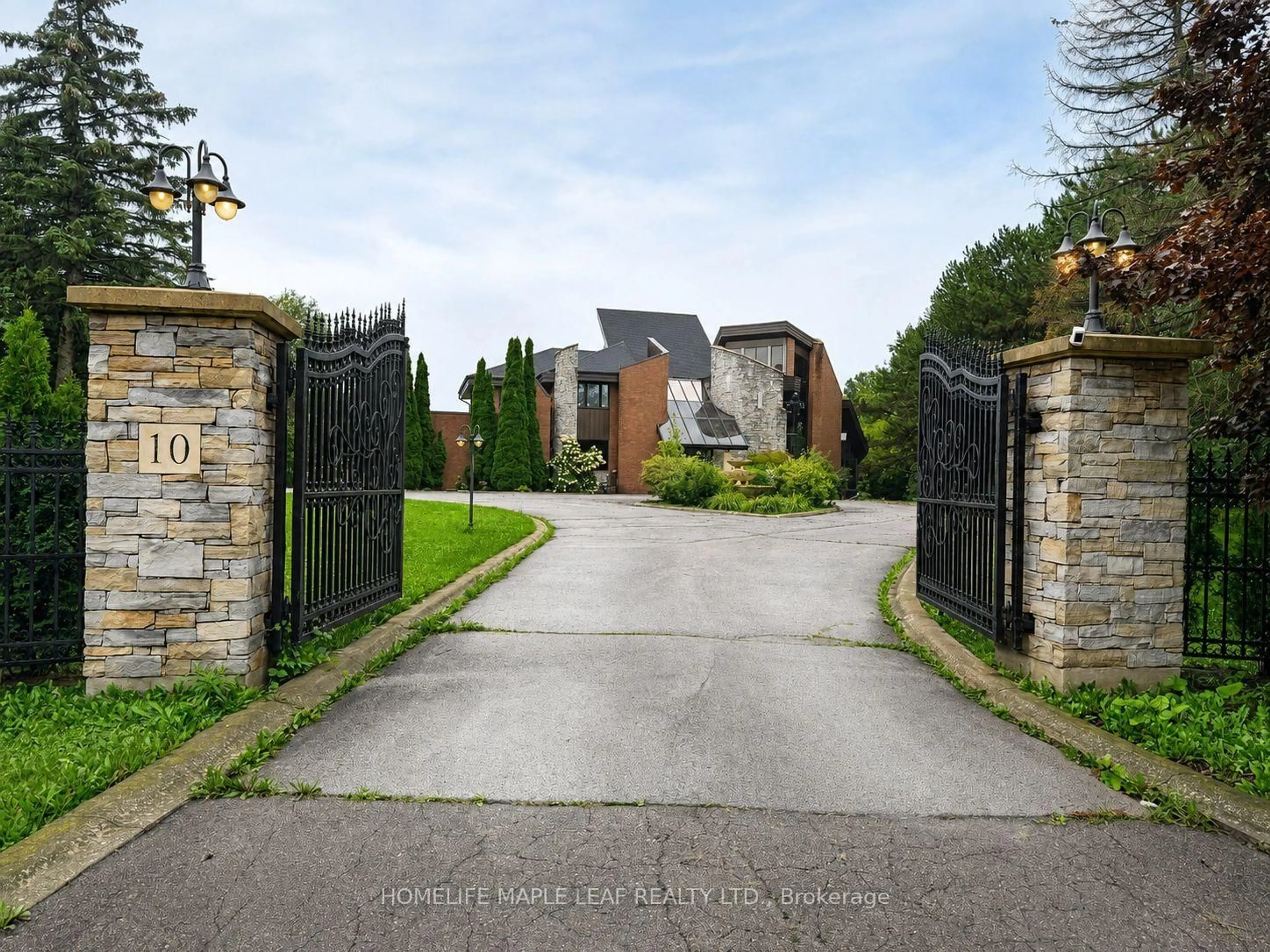 A pic from outside/outdoor area/front of a property/back of a property/a pic from drone, street for 10 Edgeforest Dr, Brampton Ontario L6P 0E1