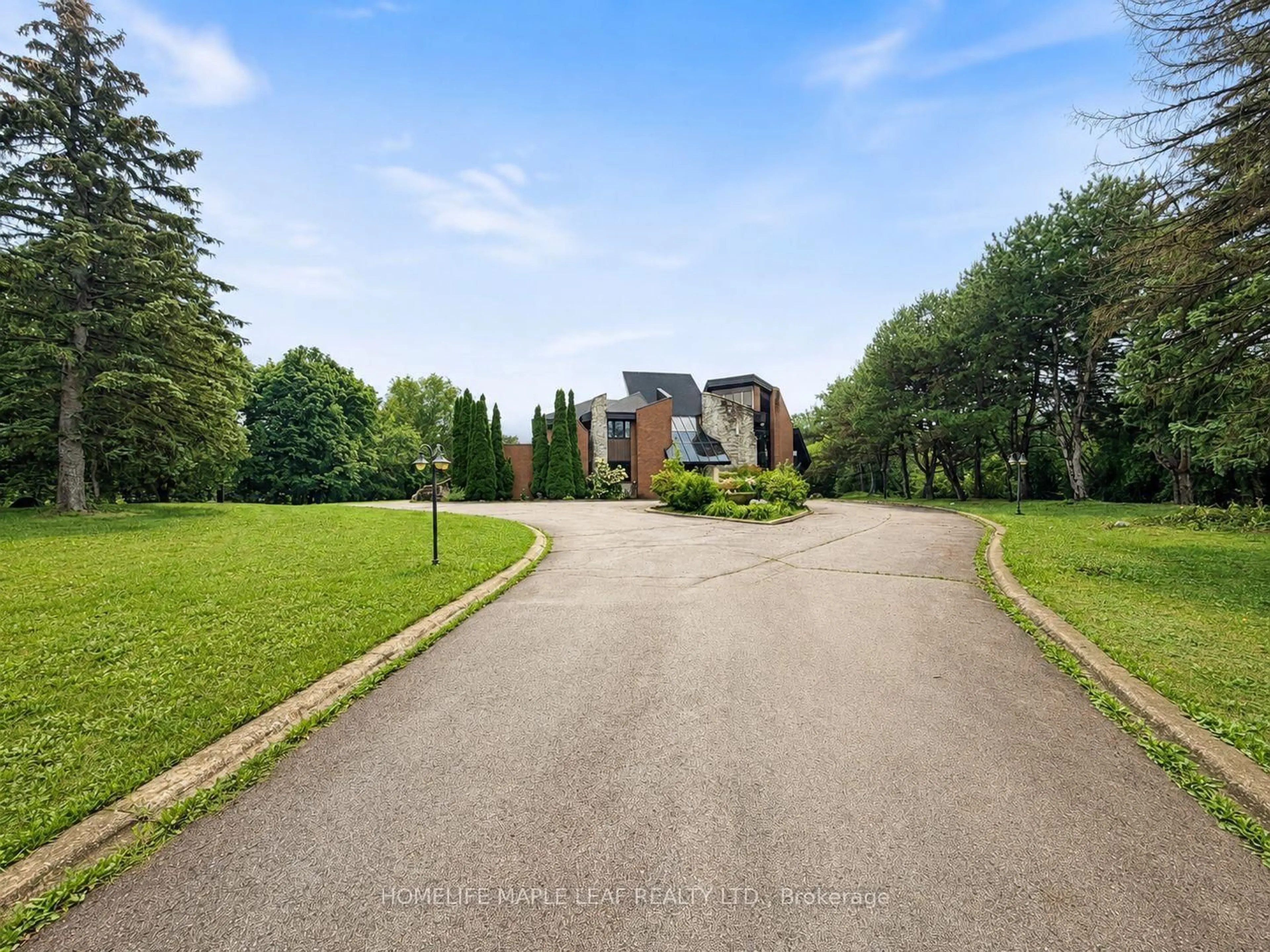 A pic from outside/outdoor area/front of a property/back of a property/a pic from drone, street for 10 Edgeforest Dr, Brampton Ontario L6P 0E1